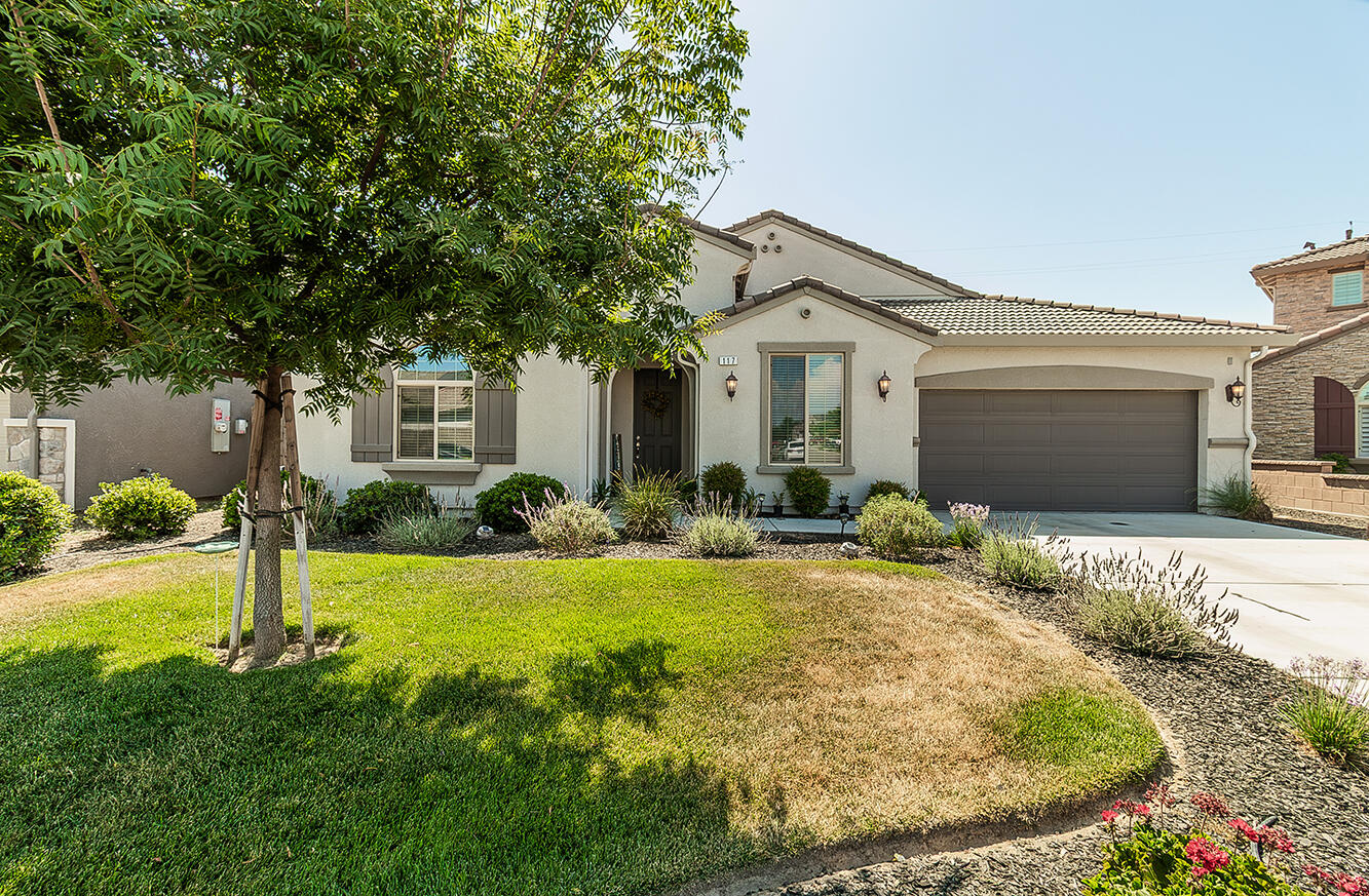 117 Emperor Way, Dinuba, CA 93618