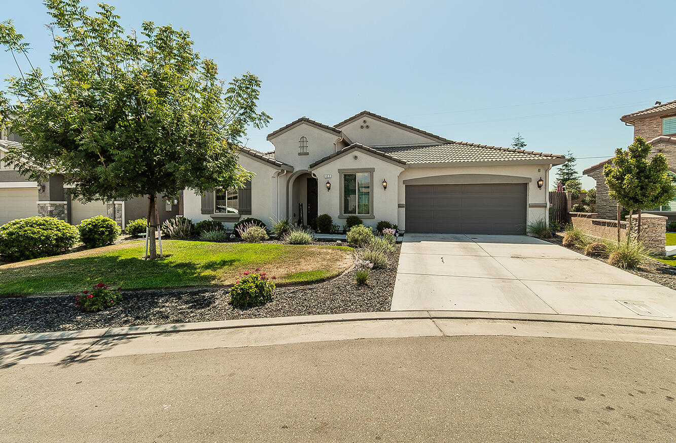 117 Emperor Way, Dinuba, CA 93618