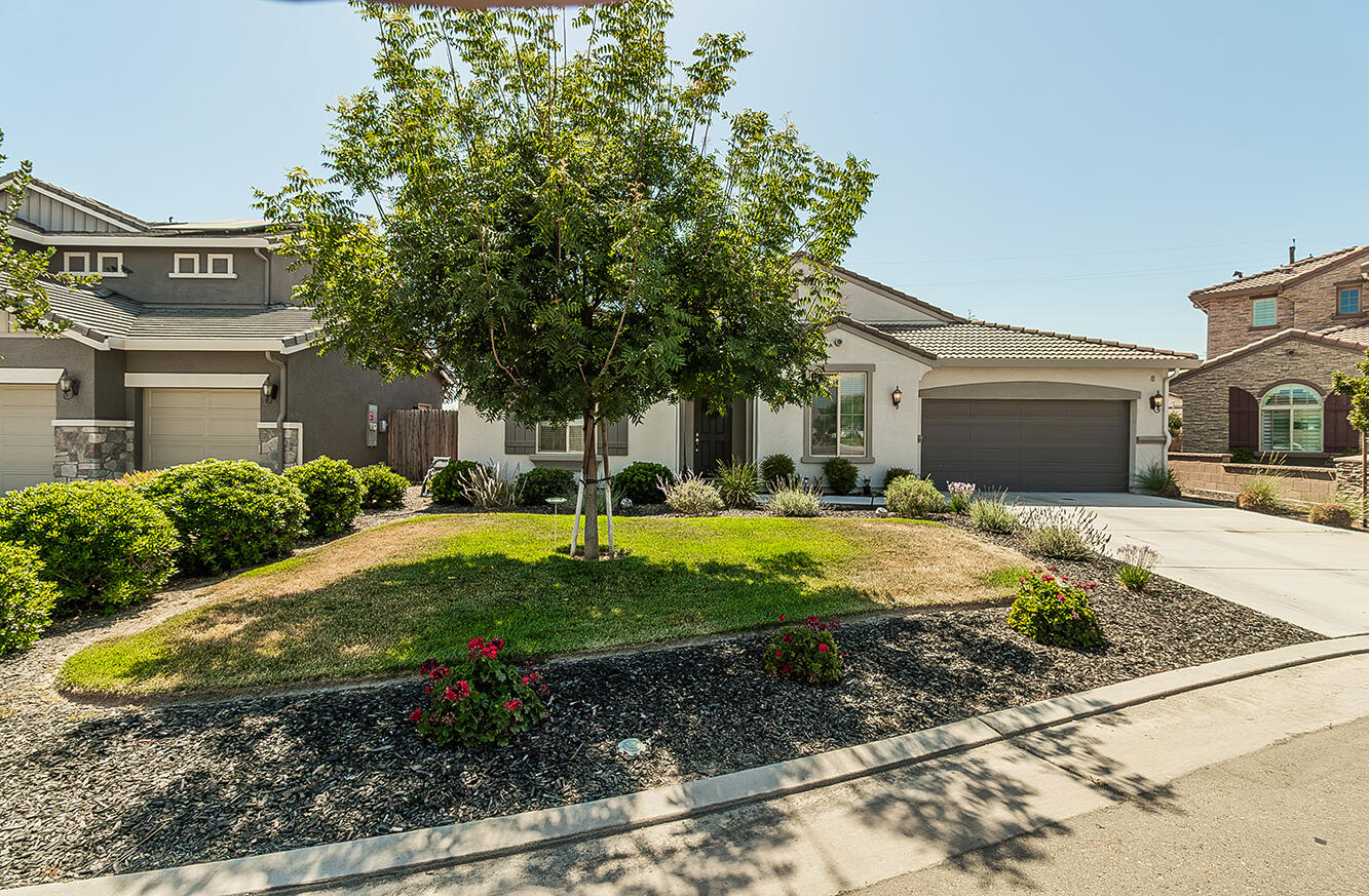 117 Emperor Way, Dinuba, CA 93618