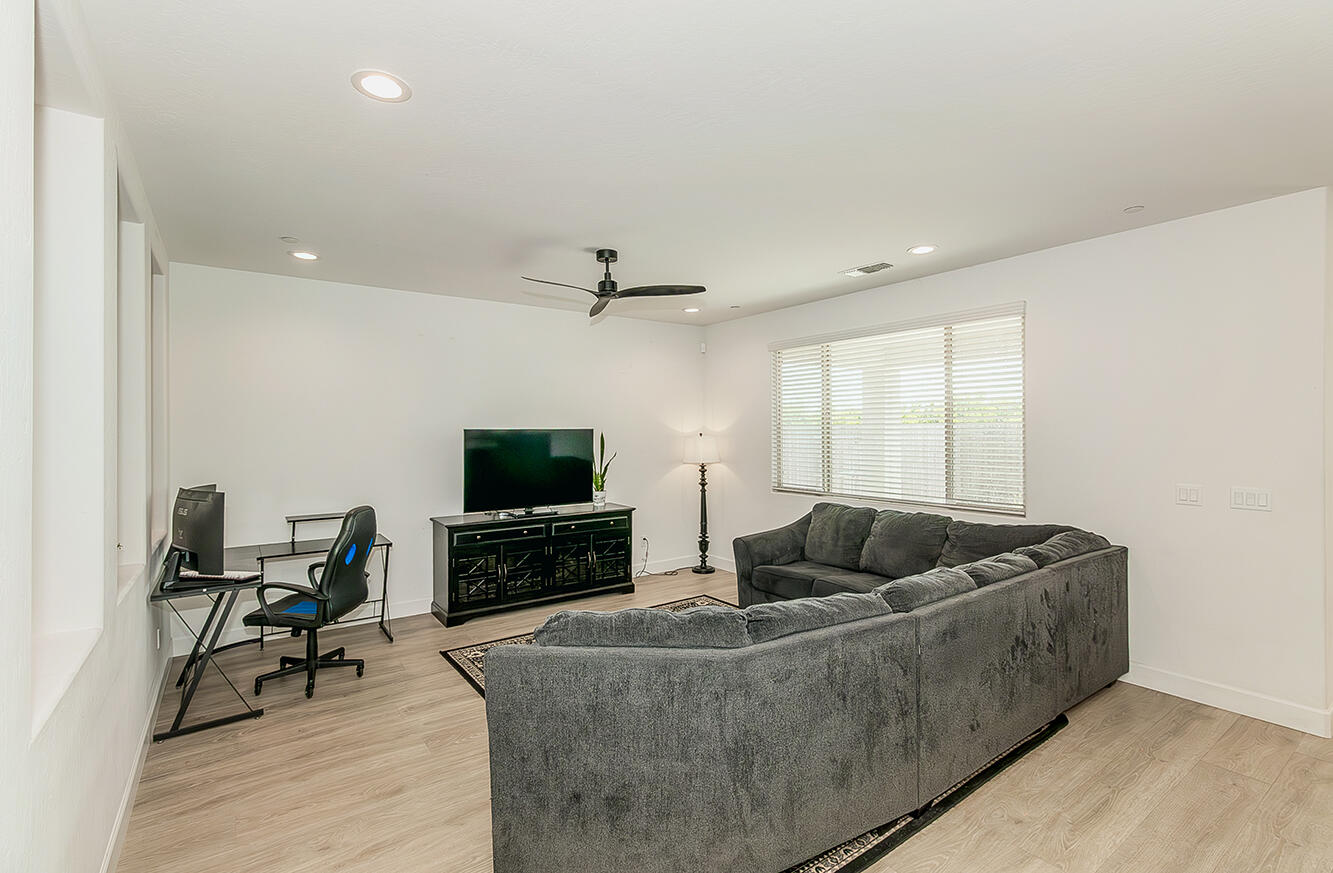 117 Emperor Way, Dinuba, CA 93618