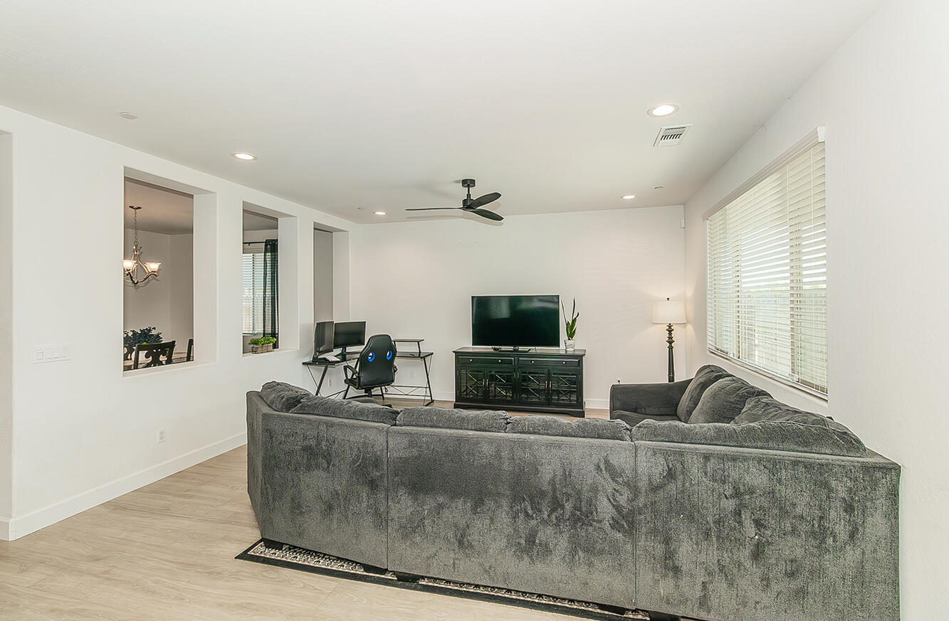 117 Emperor Way, Dinuba, CA 93618