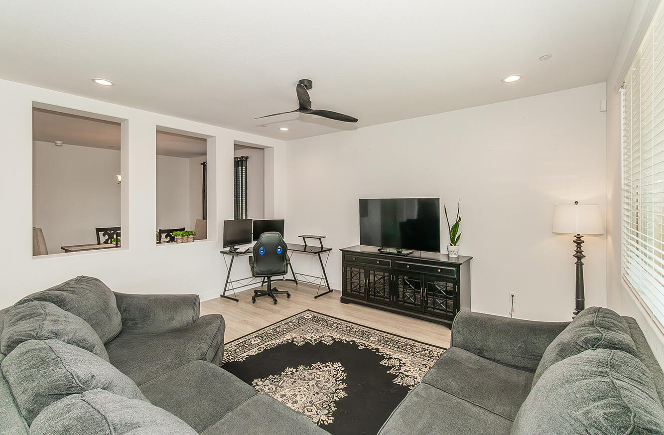 117 Emperor Way, Dinuba, CA 93618