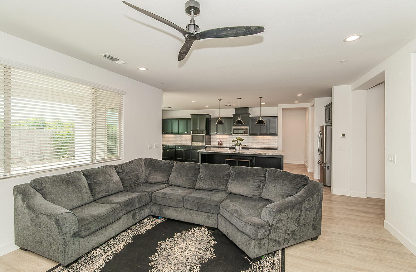 117 Emperor Way, Dinuba, CA 93618