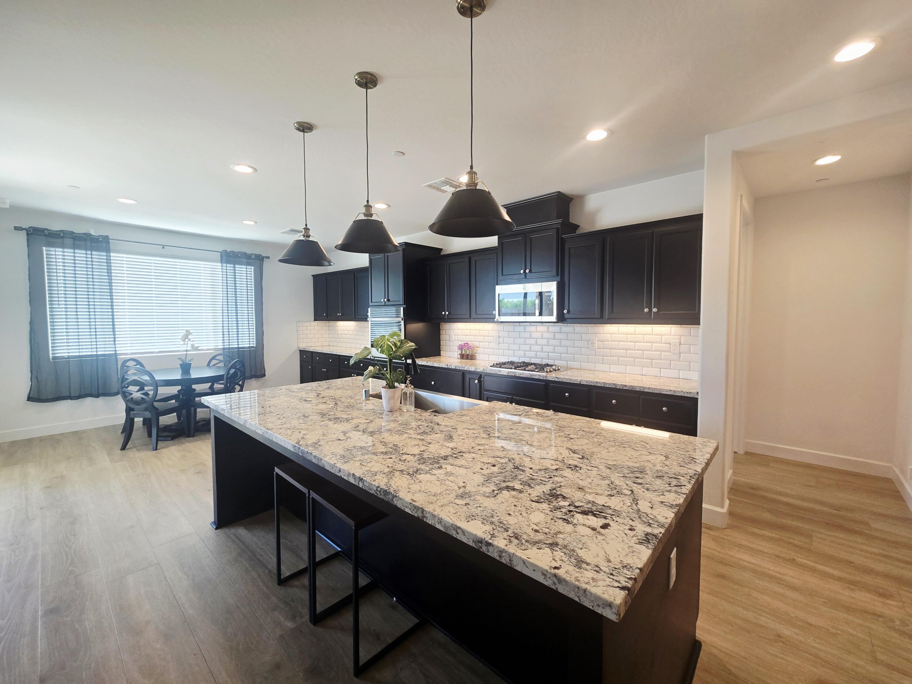 117 Emperor Way, Dinuba, CA 93618