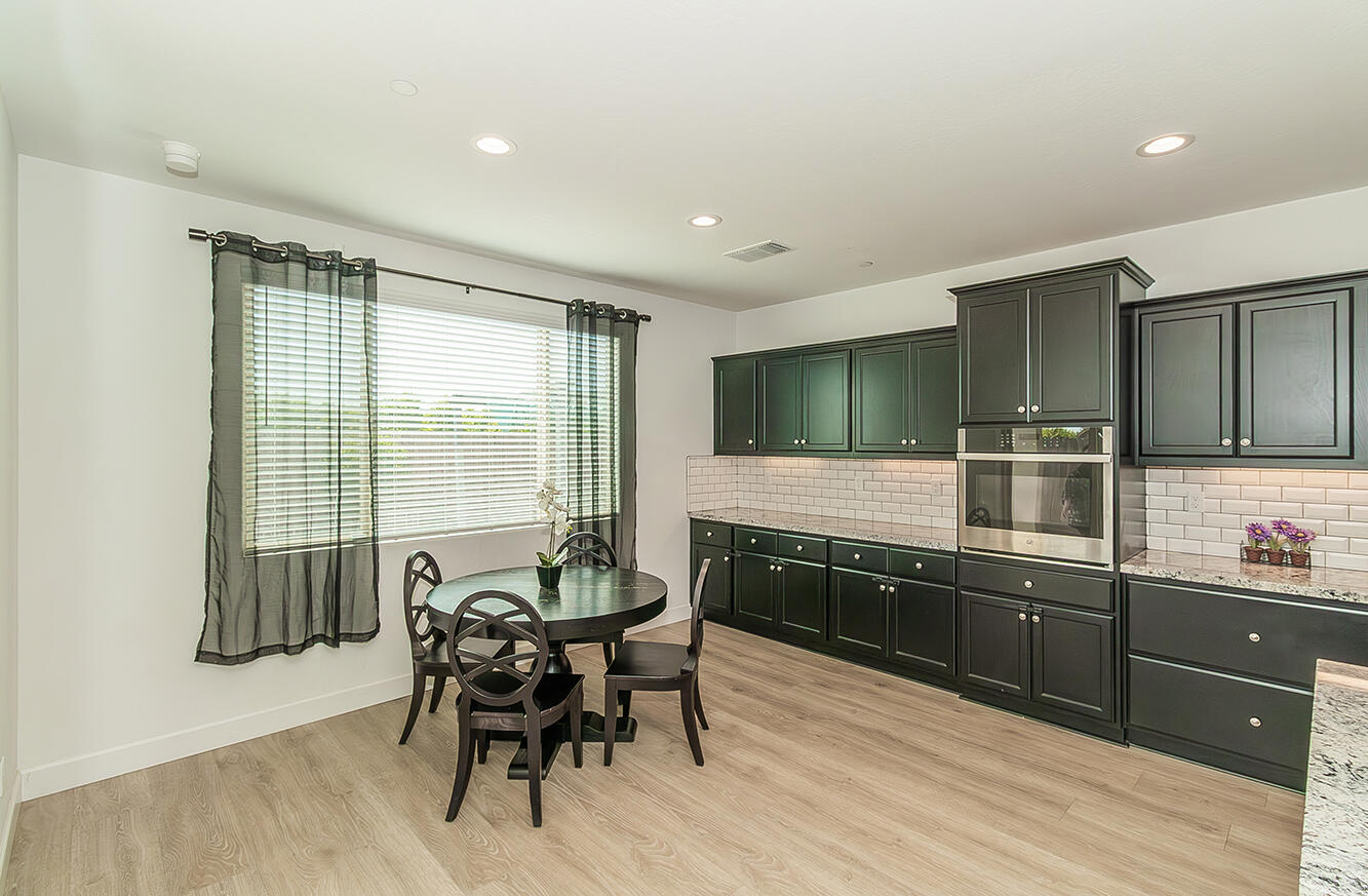 117 Emperor Way, Dinuba, CA 93618