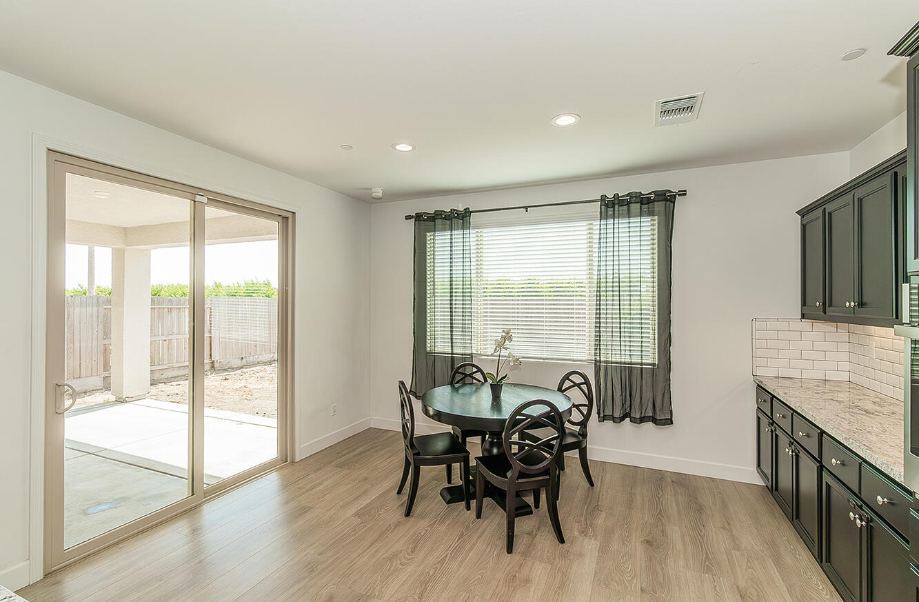 117 Emperor Way, Dinuba, CA 93618