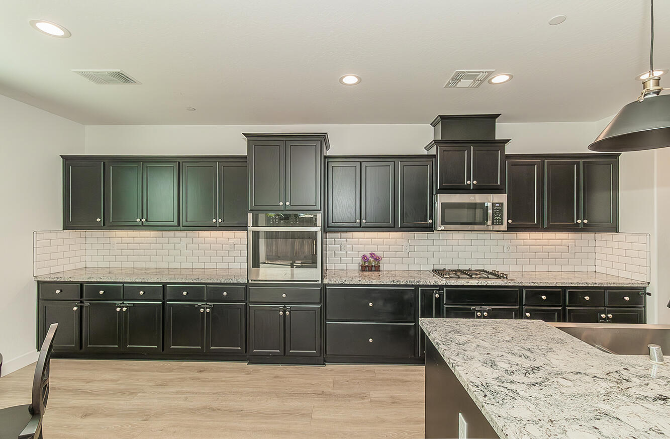 117 Emperor Way, Dinuba, CA 93618