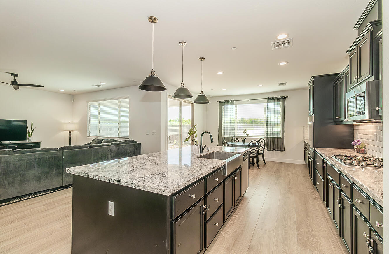 117 Emperor Way, Dinuba, CA 93618