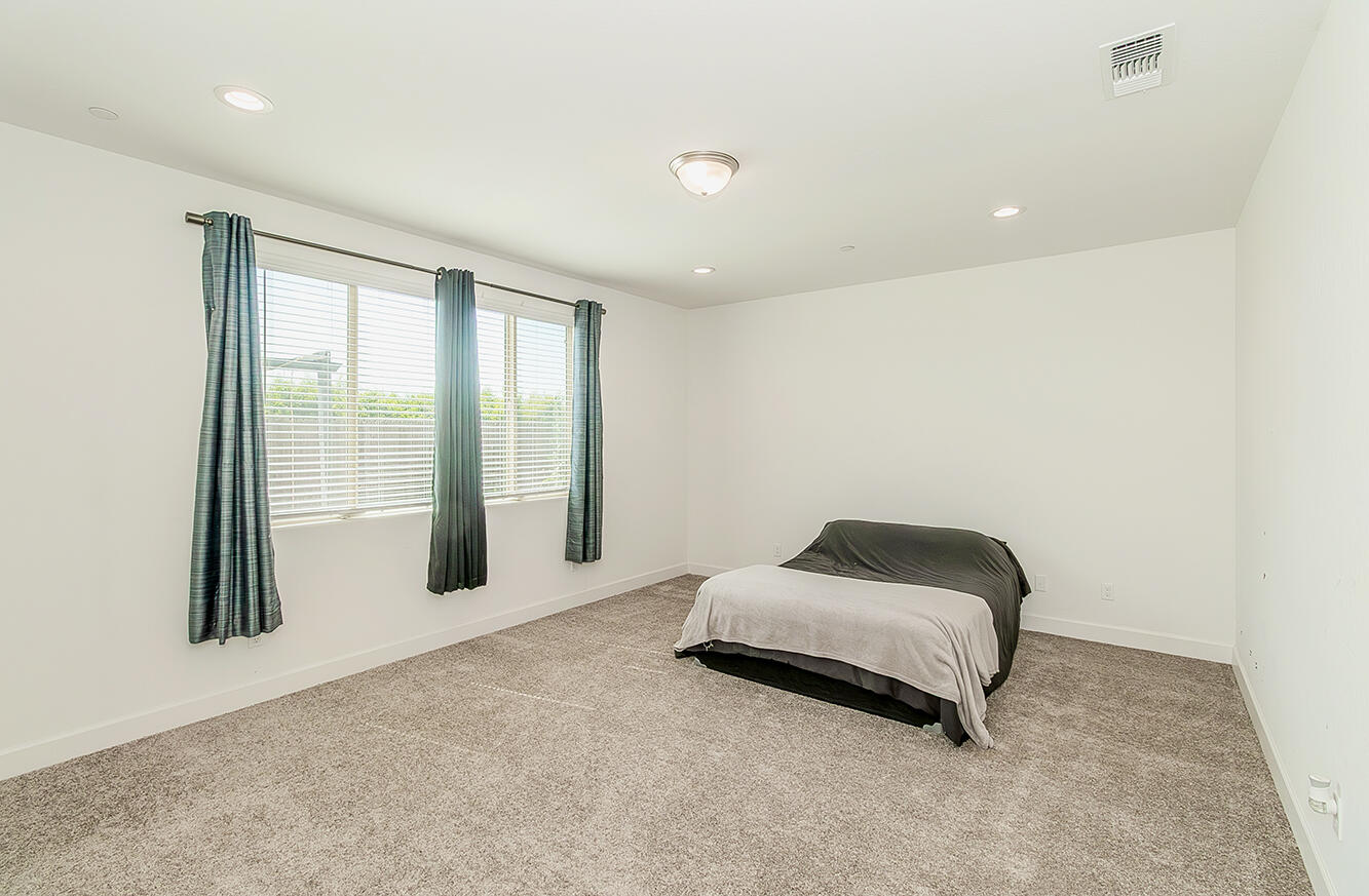 117 Emperor Way, Dinuba, CA 93618