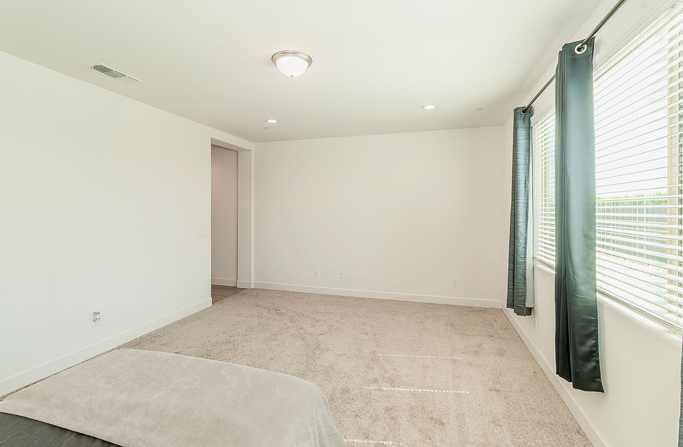 117 Emperor Way, Dinuba, CA 93618