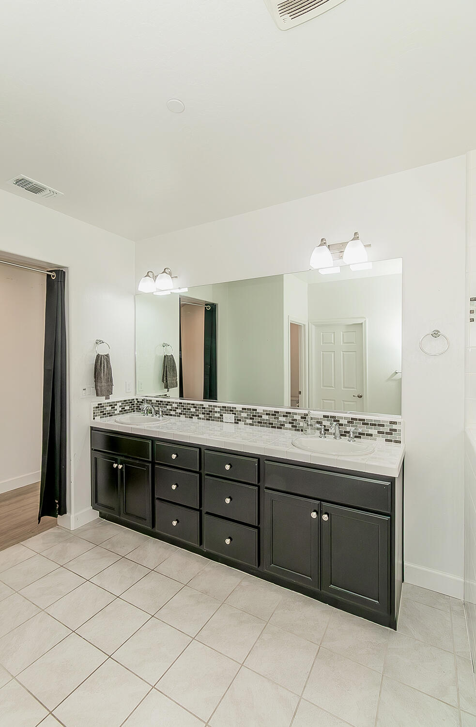 117 Emperor Way, Dinuba, CA 93618