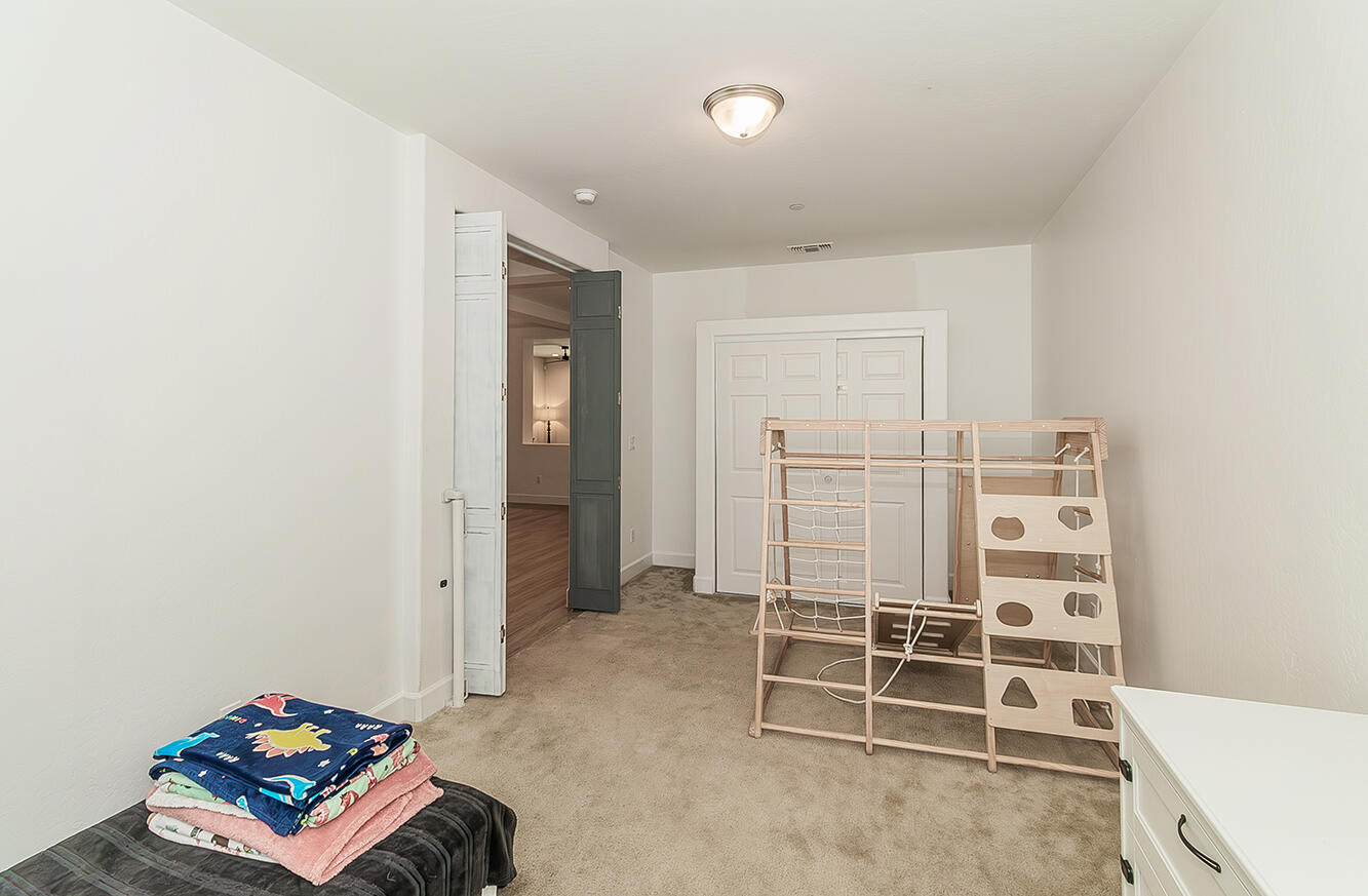 117 Emperor Way, Dinuba, CA 93618