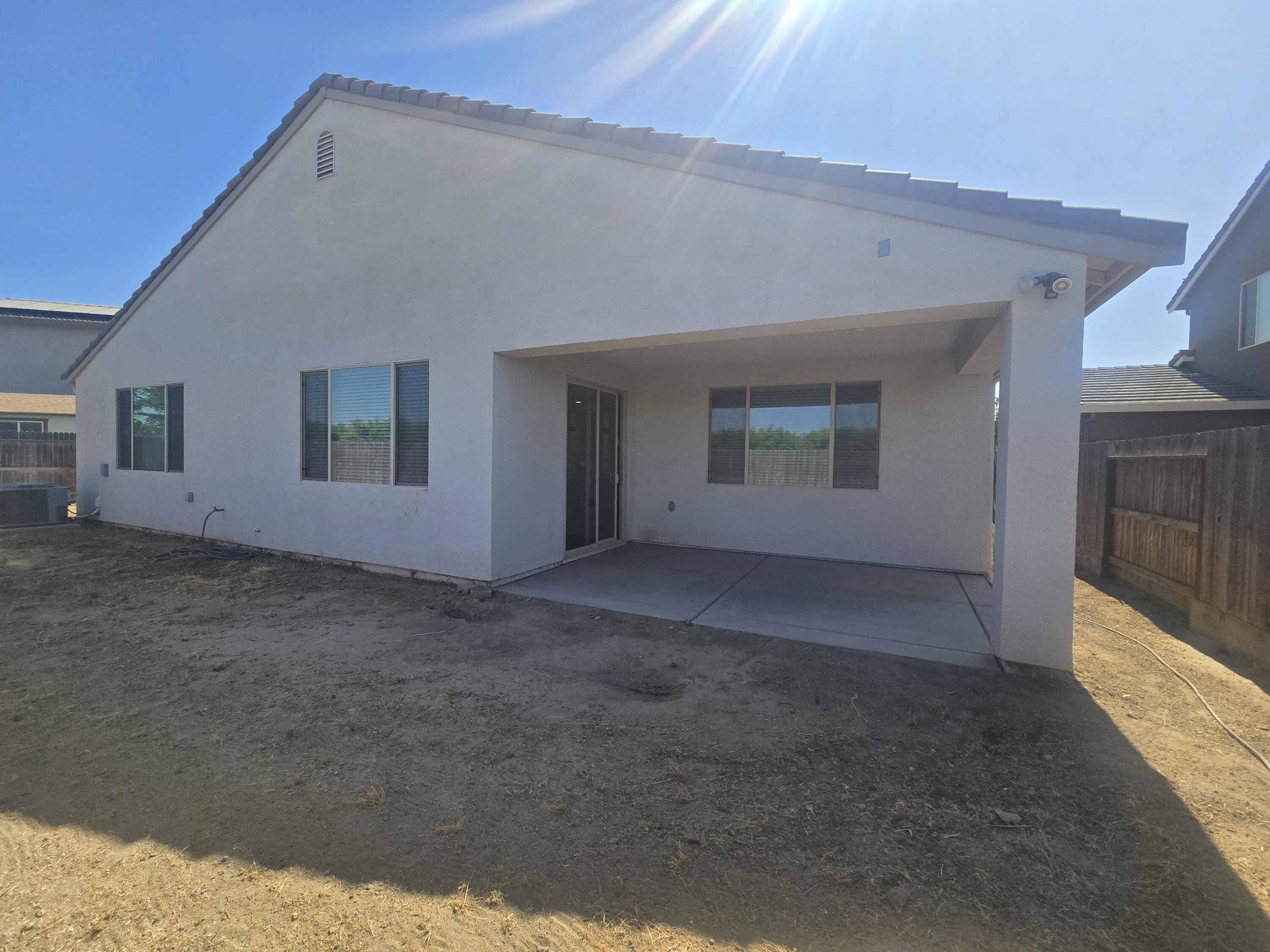 117 Emperor Way, Dinuba, CA 93618