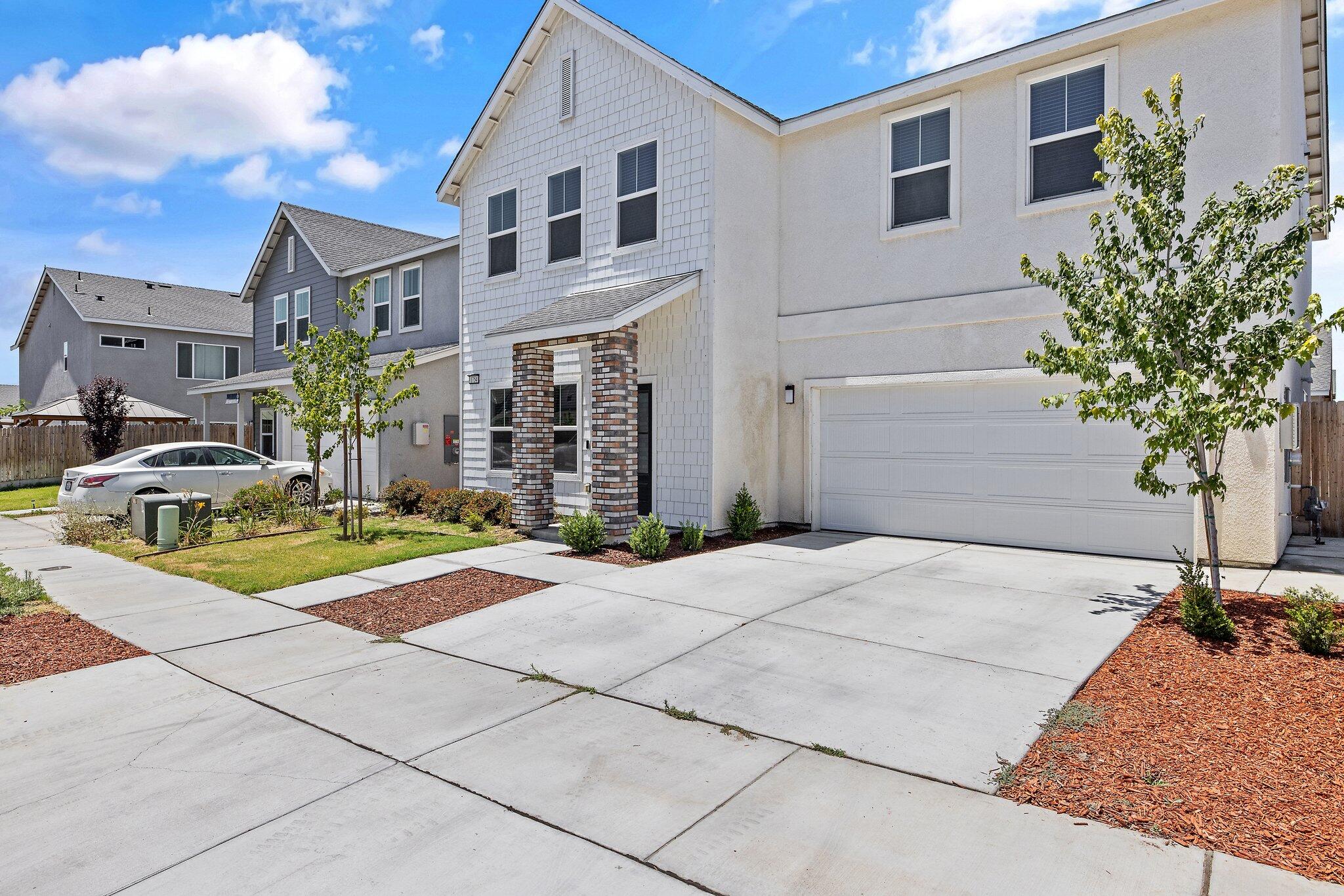 1754 N Aster Lake Rd, Hanford, CA 93230