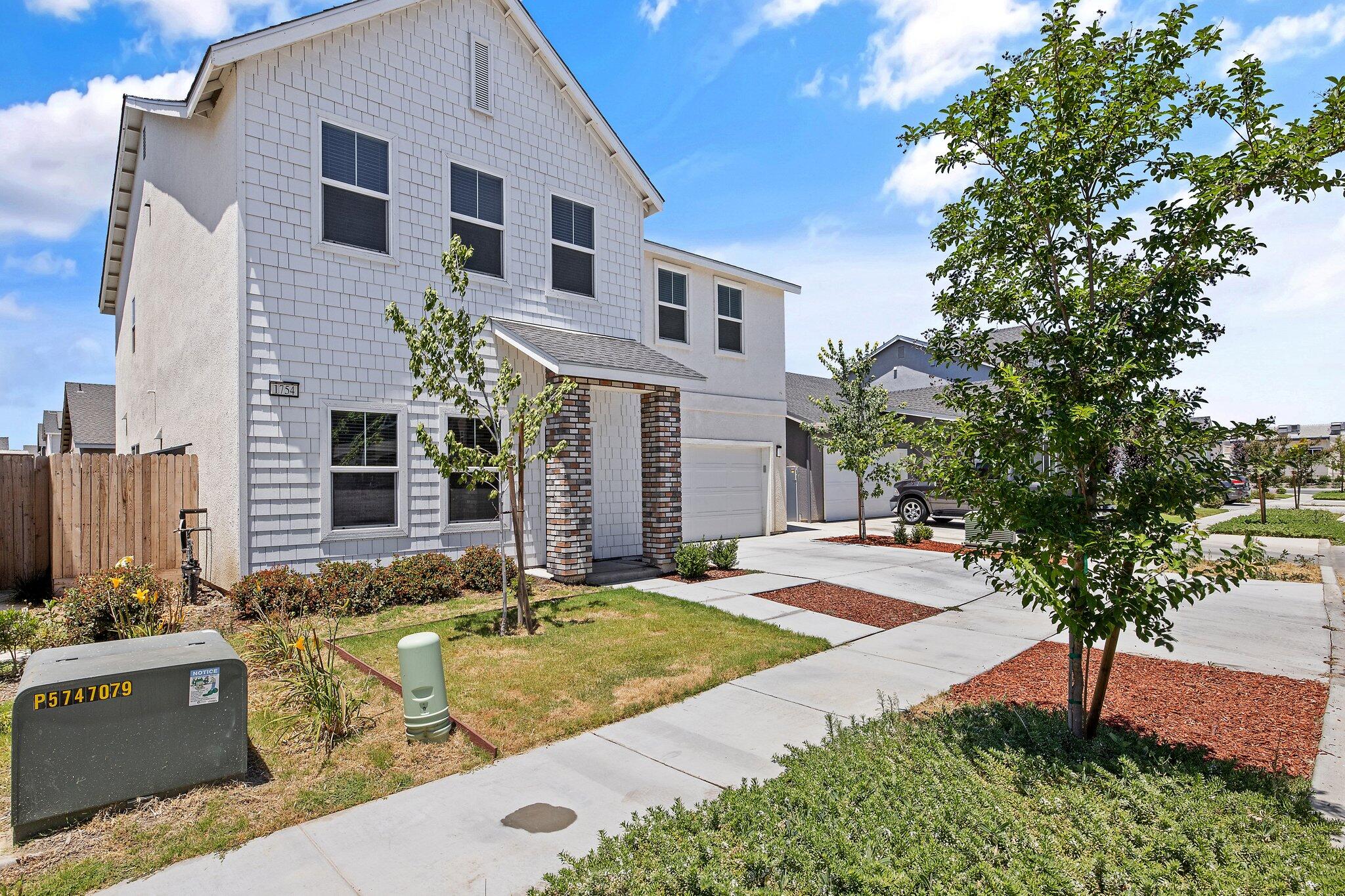 1754 N Aster Lake Rd, Hanford, CA 93230