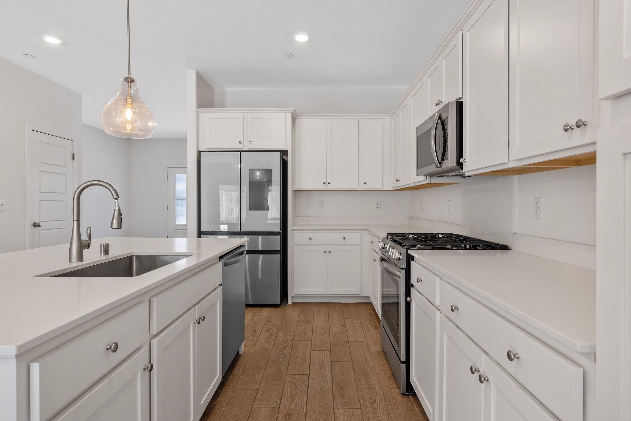 1754 N Aster Lake Rd, Hanford, CA 93230