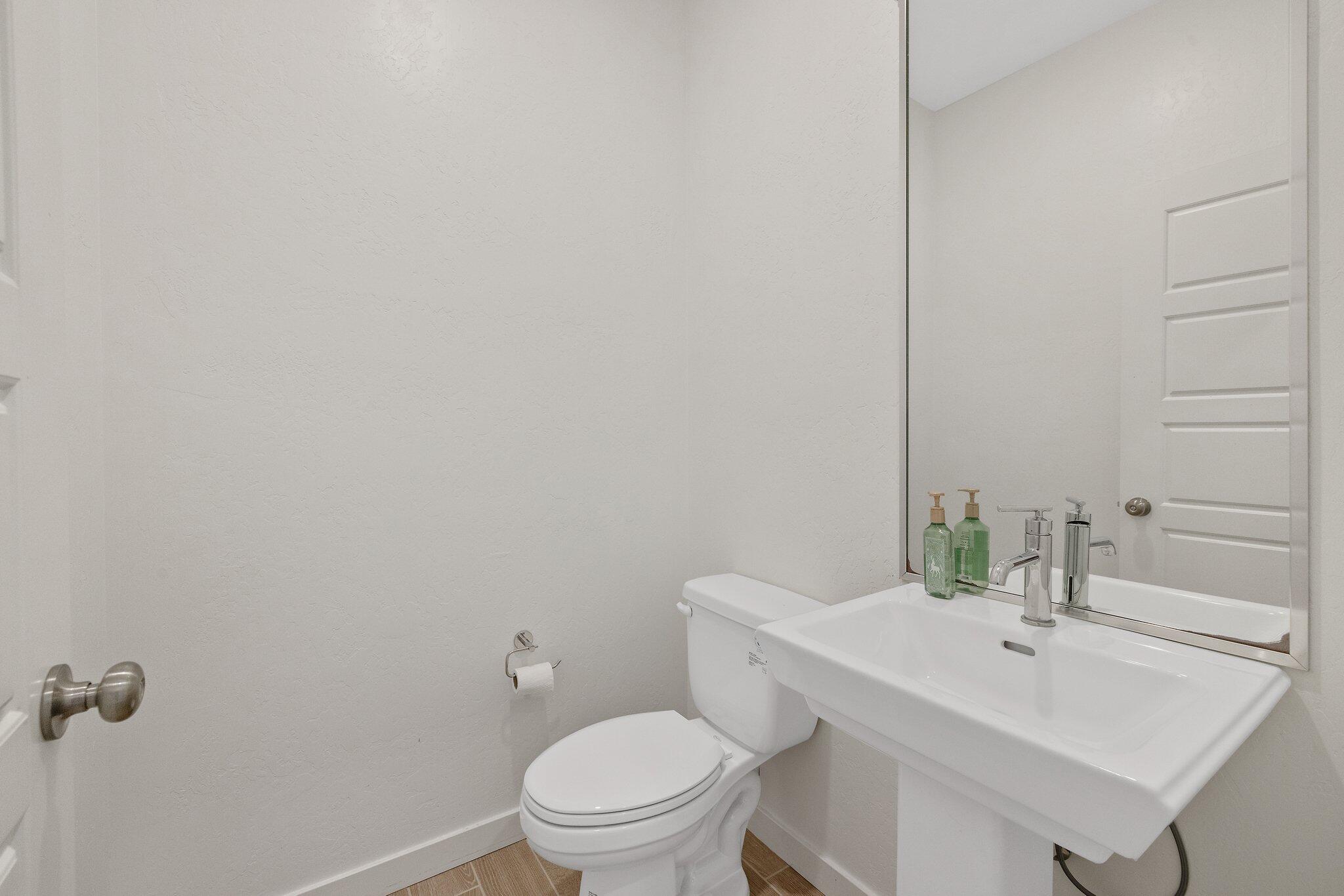 1754 N Aster Lake Rd, Hanford, CA 93230