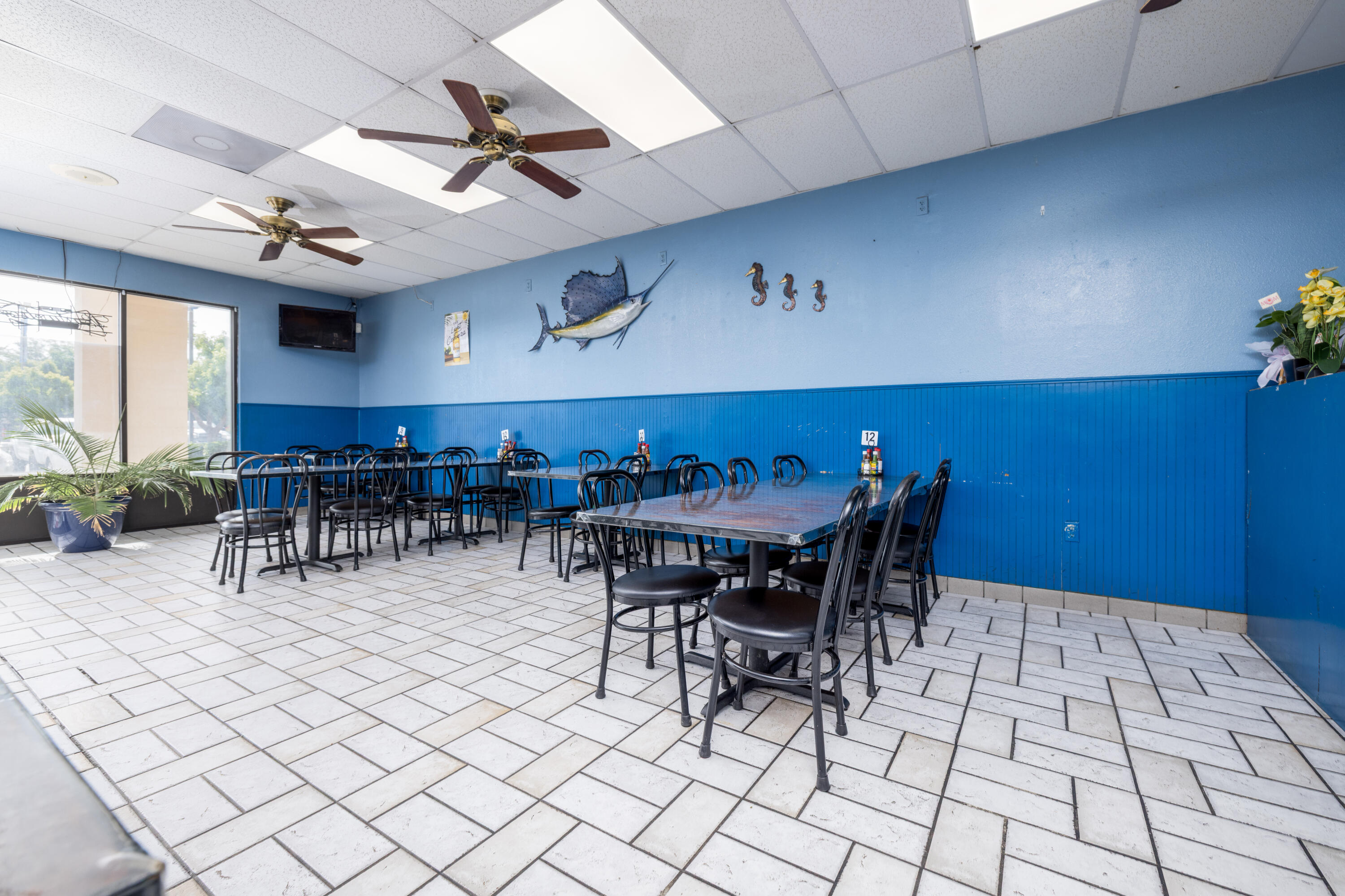 561 W Bardsley Ave, Tulare, CA 93274