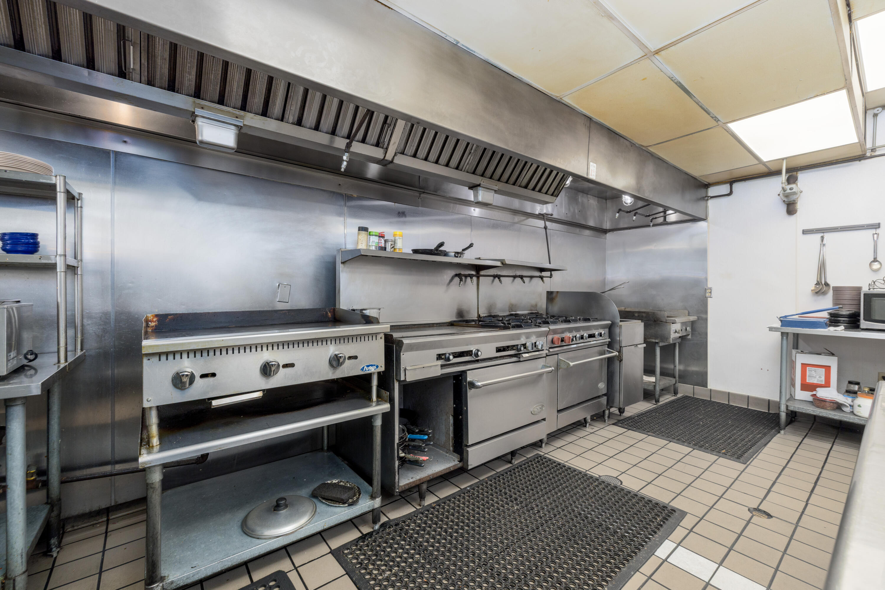 561 W Bardsley Ave, Tulare, CA 93274