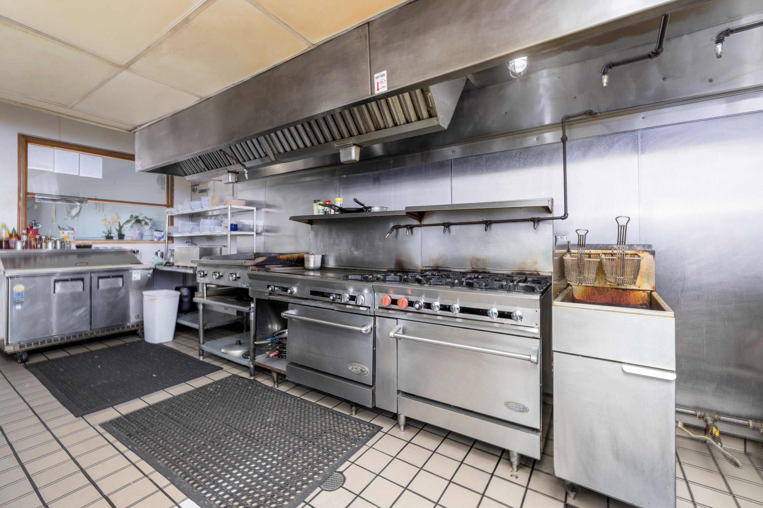 561 W Bardsley Ave, Tulare, CA 93274