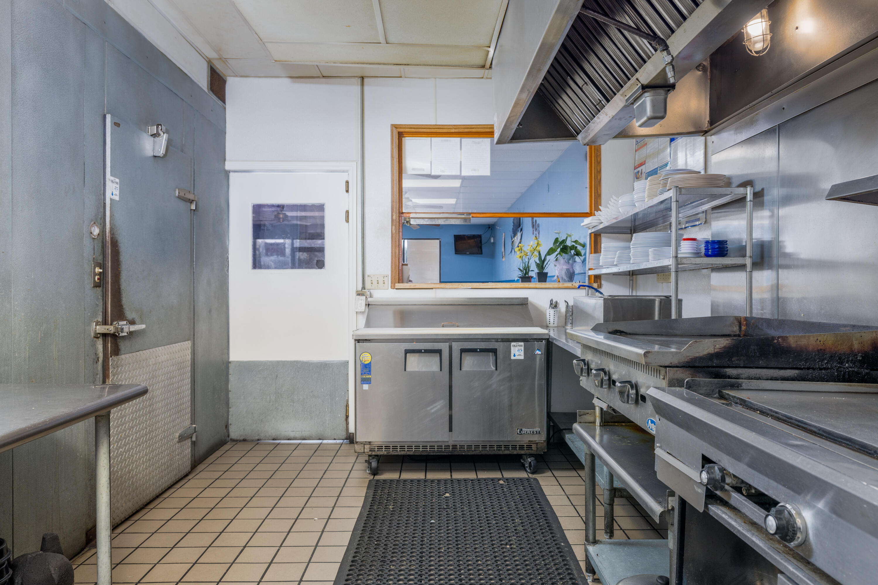 561 W Bardsley Ave, Tulare, CA 93274