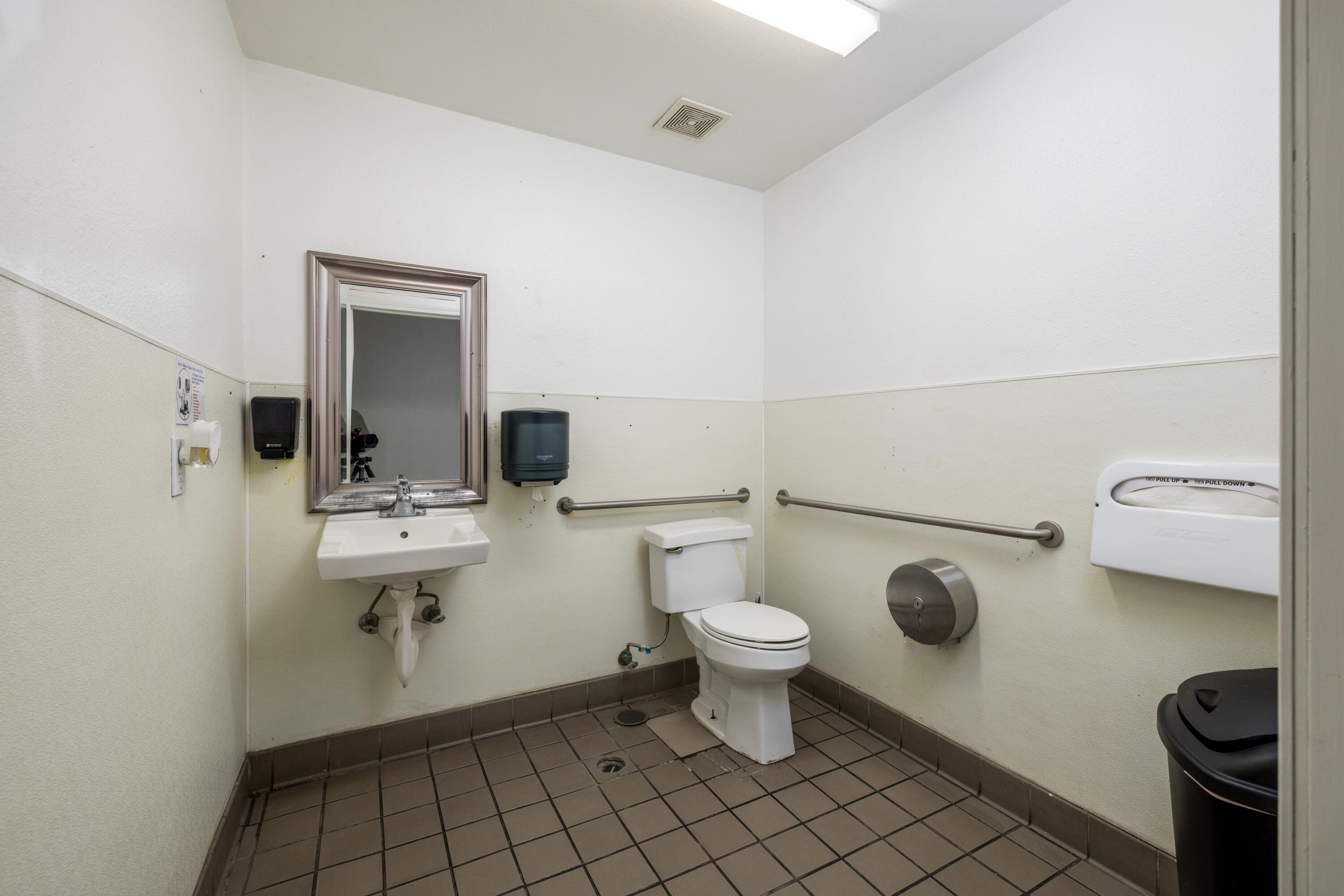 561 W Bardsley Ave, Tulare, CA 93274