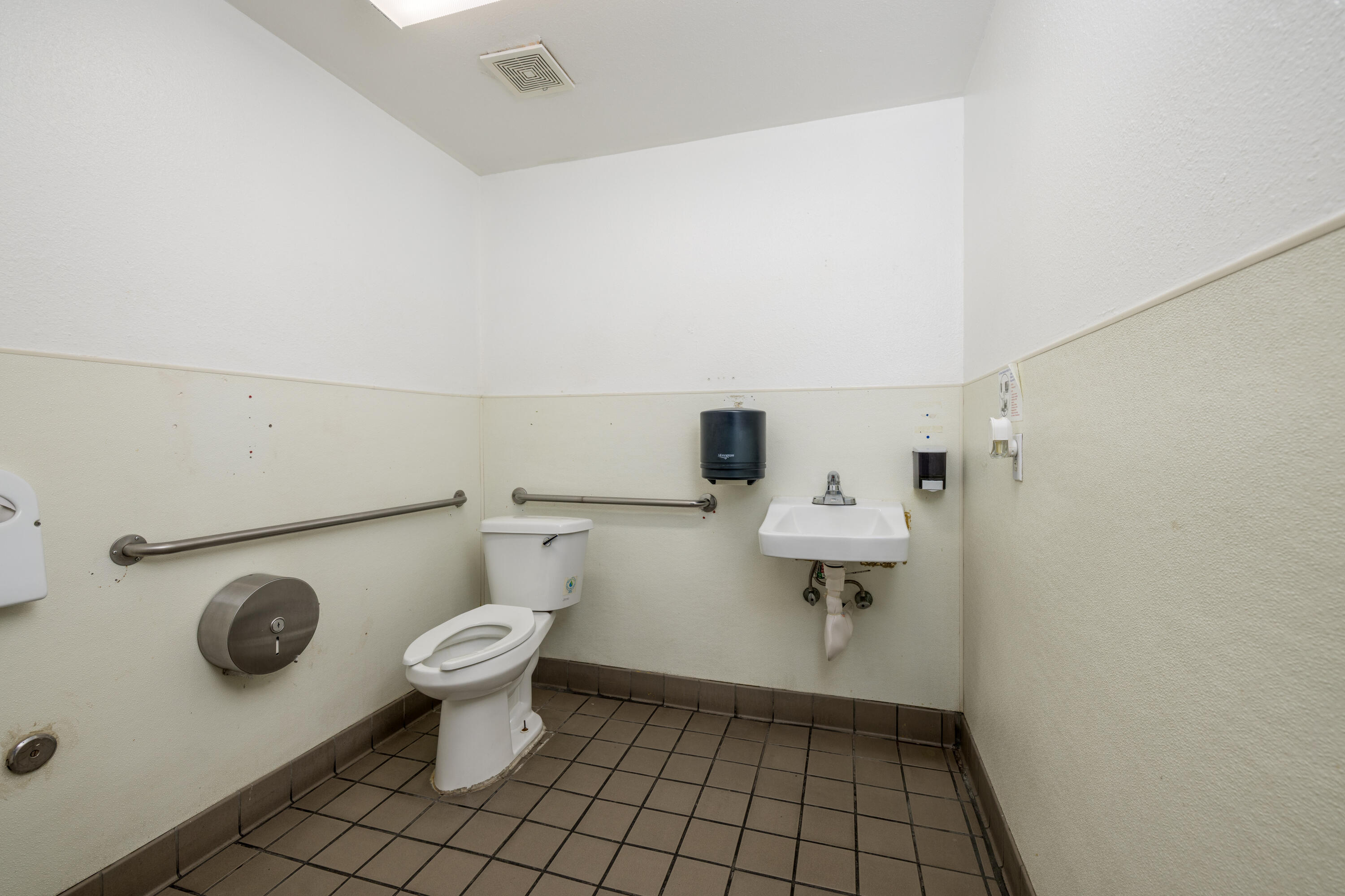 561 W Bardsley Ave, Tulare, CA 93274