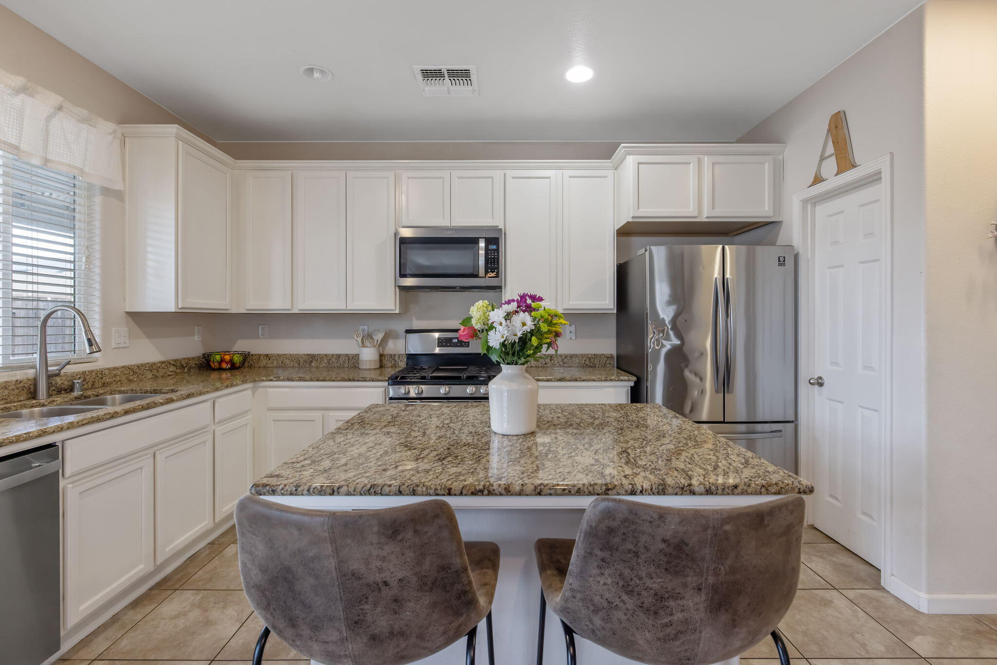 2446 W Sedona Ave, Visalia, CA 93291