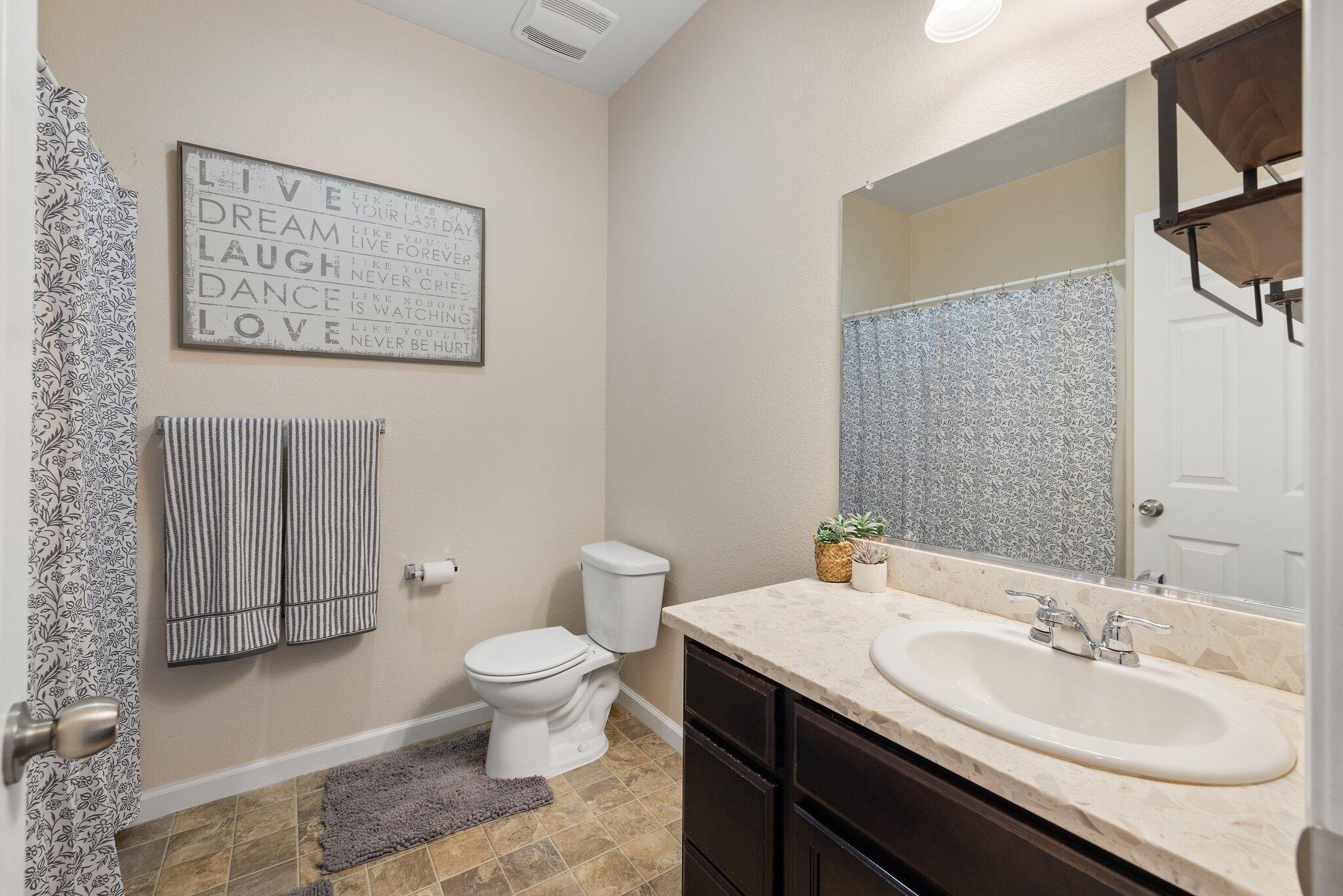 2446 W Sedona Ave, Visalia, CA 93291