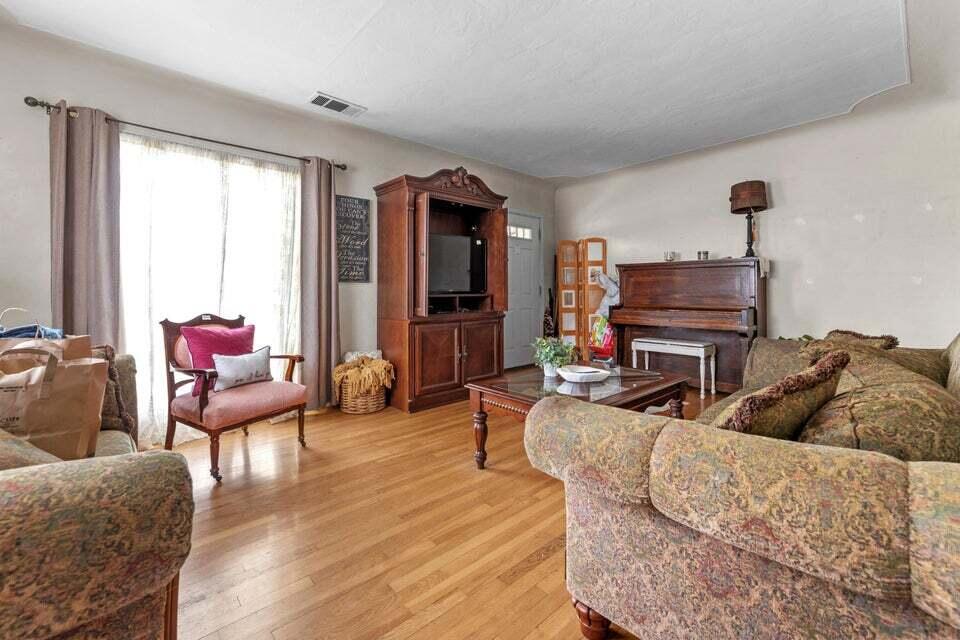 642 N Manor St, Tulare, CA 93274