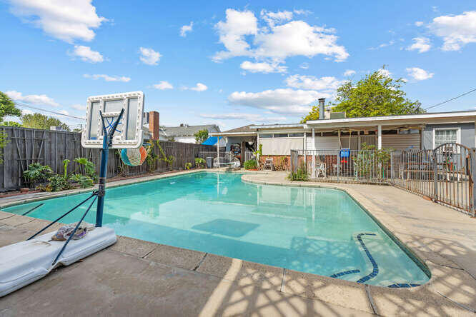 642 N Manor St, Tulare, CA 93274