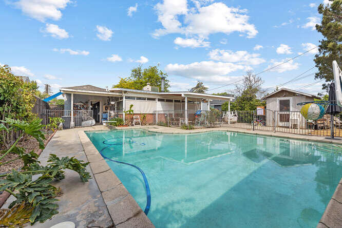 642 N Manor St, Tulare, CA 93274