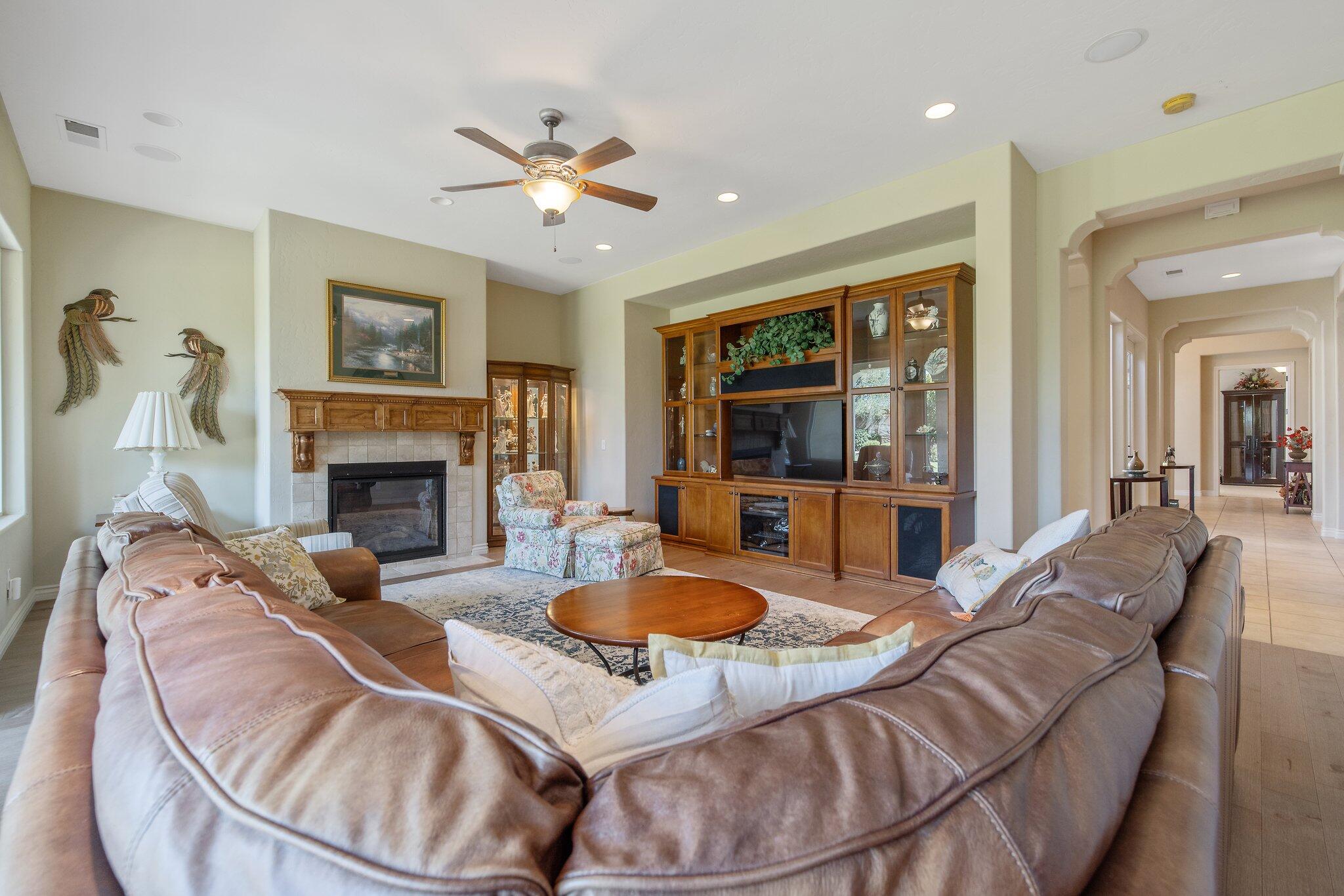 4638 W Lark Ct, Visalia, CA 93291