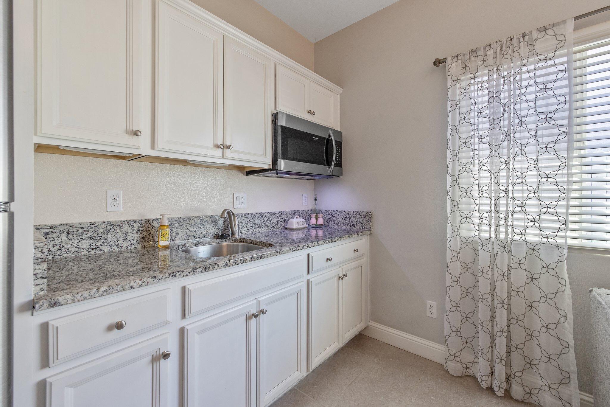 1851 Softwind Dr, Tulare, CA 93274