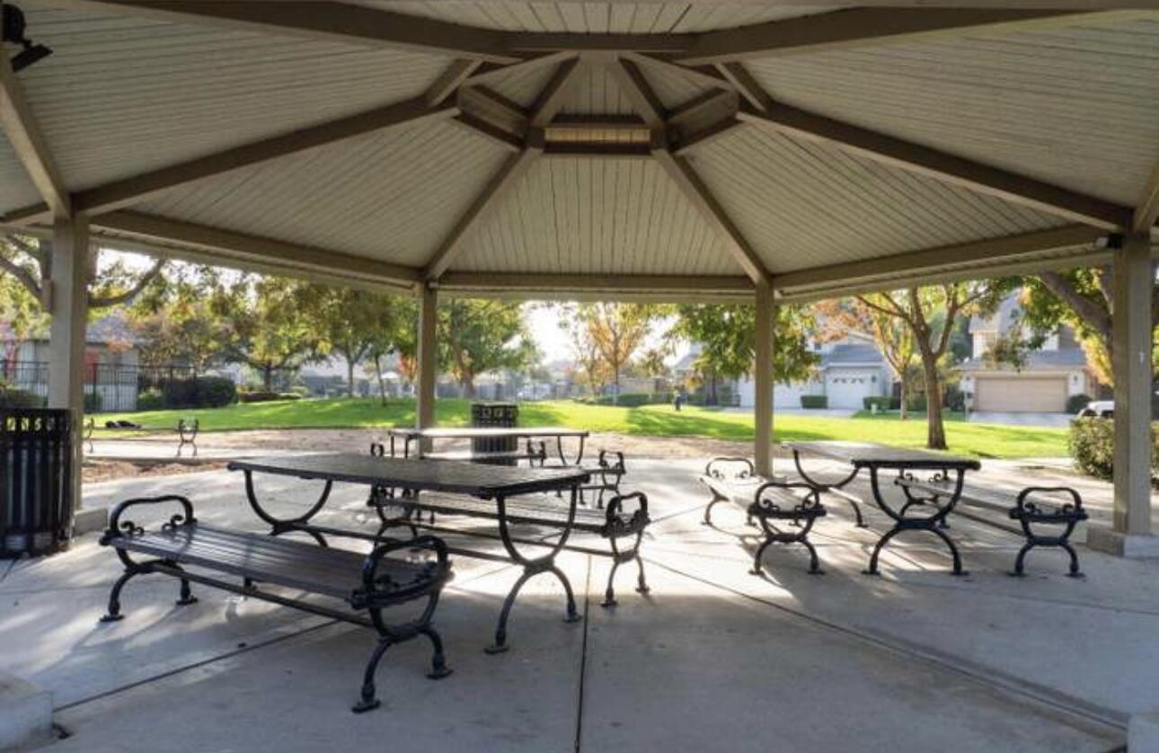 1851 Softwind Dr, Tulare, CA 93274