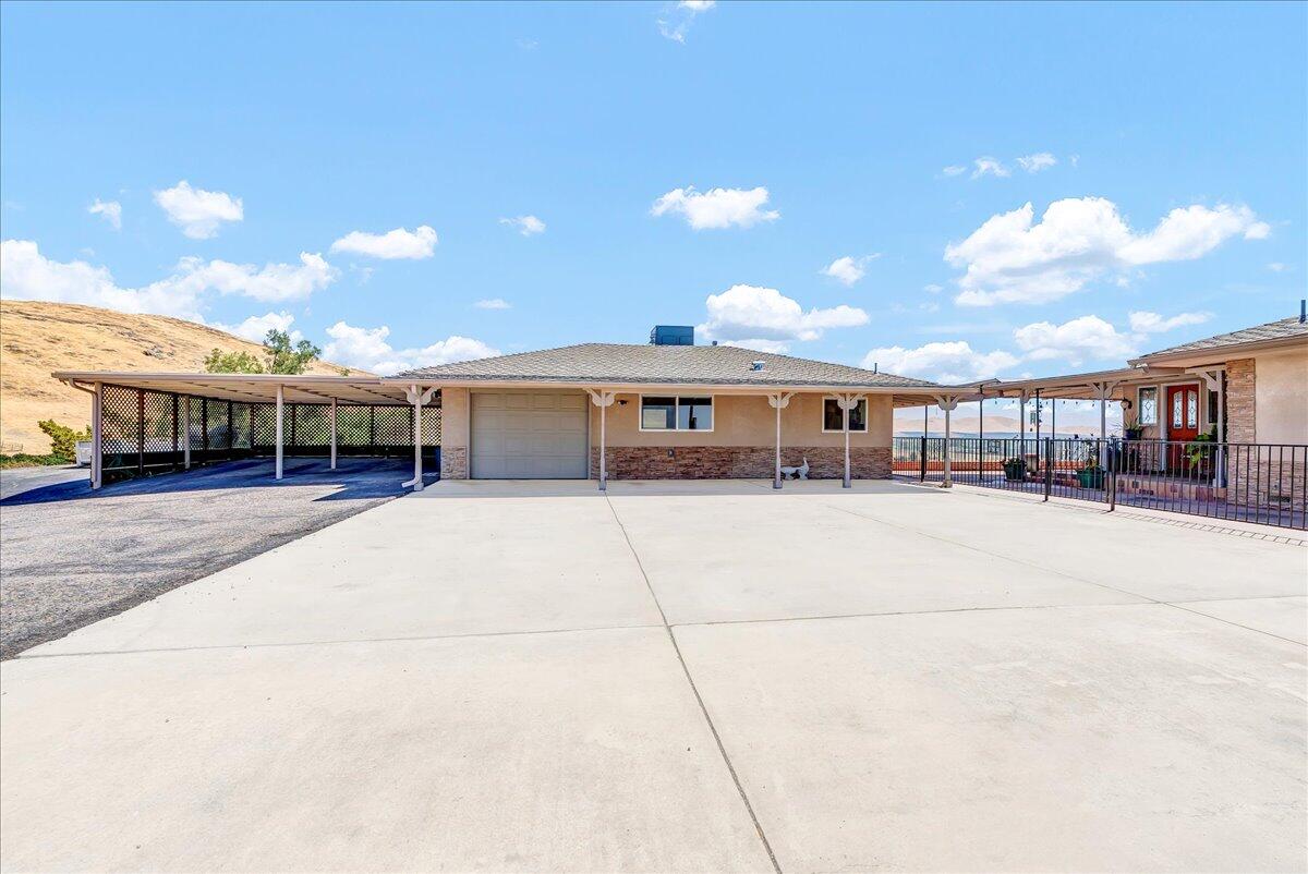 23124 Round Valley Dr, Lindsay, CA 93247