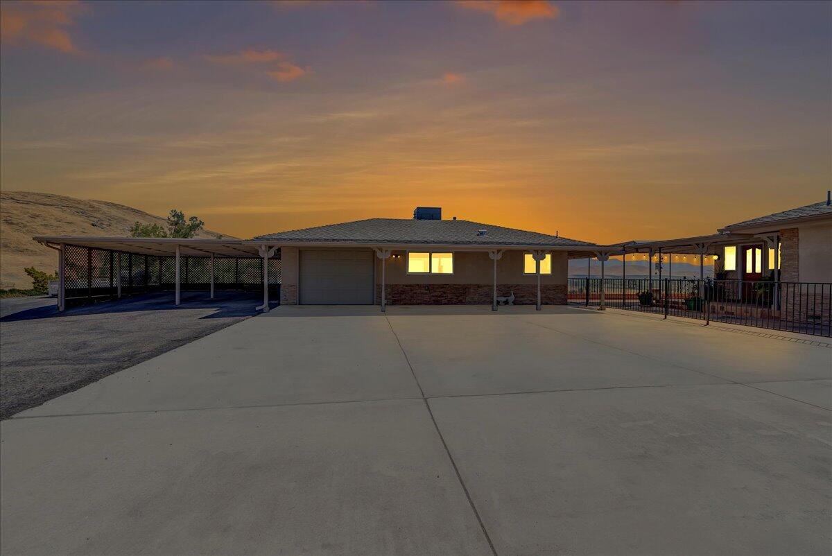 23124 Round Valley Dr, Lindsay, CA 93247