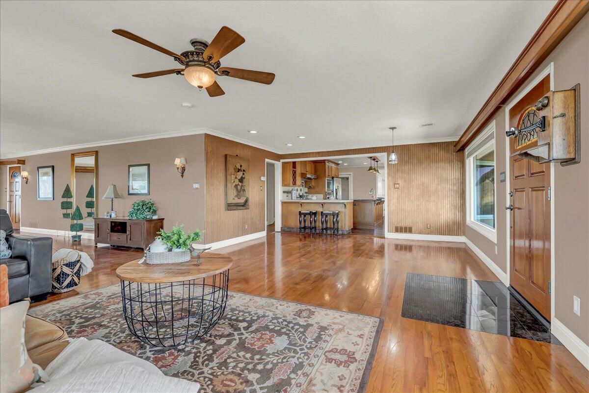 23124 Round Valley Dr, Lindsay, CA 93247