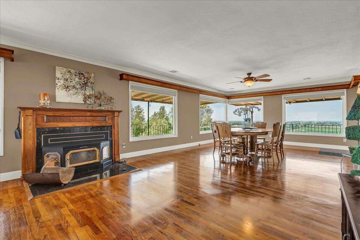 23124 Round Valley Dr, Lindsay, CA 93247