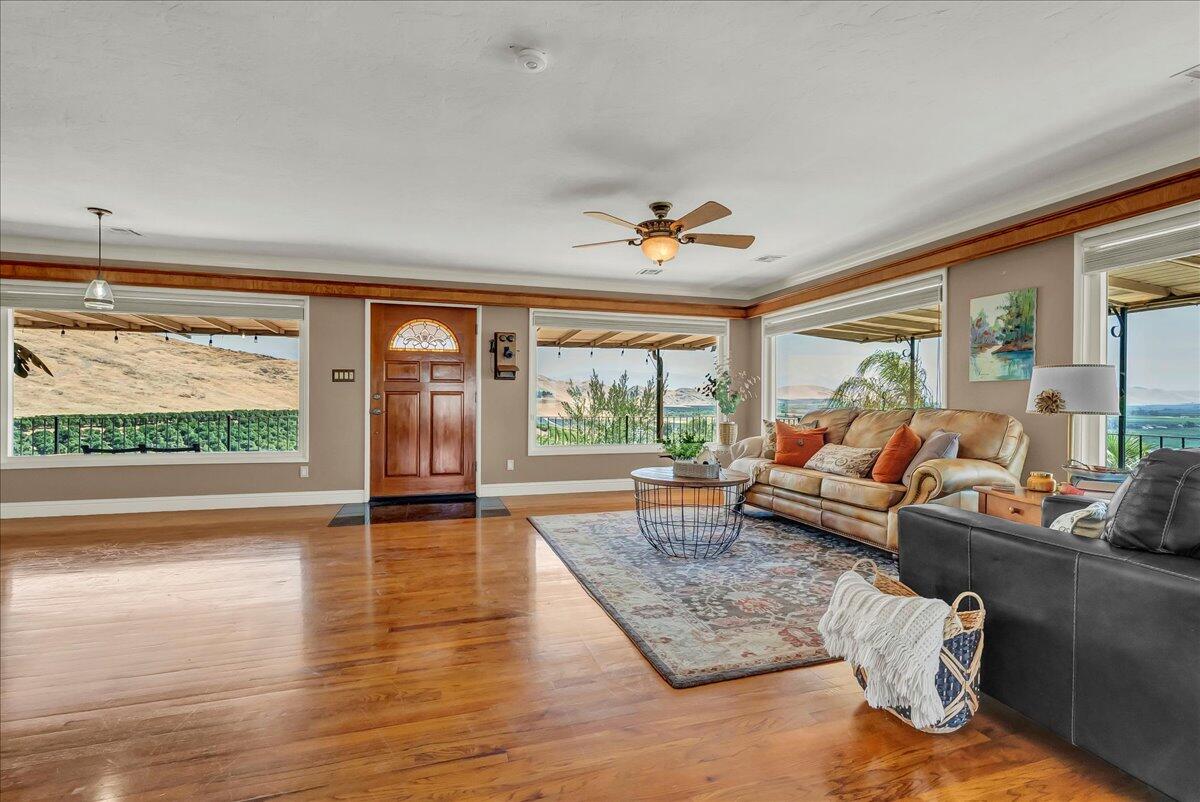 23124 Round Valley Dr, Lindsay, CA 93247