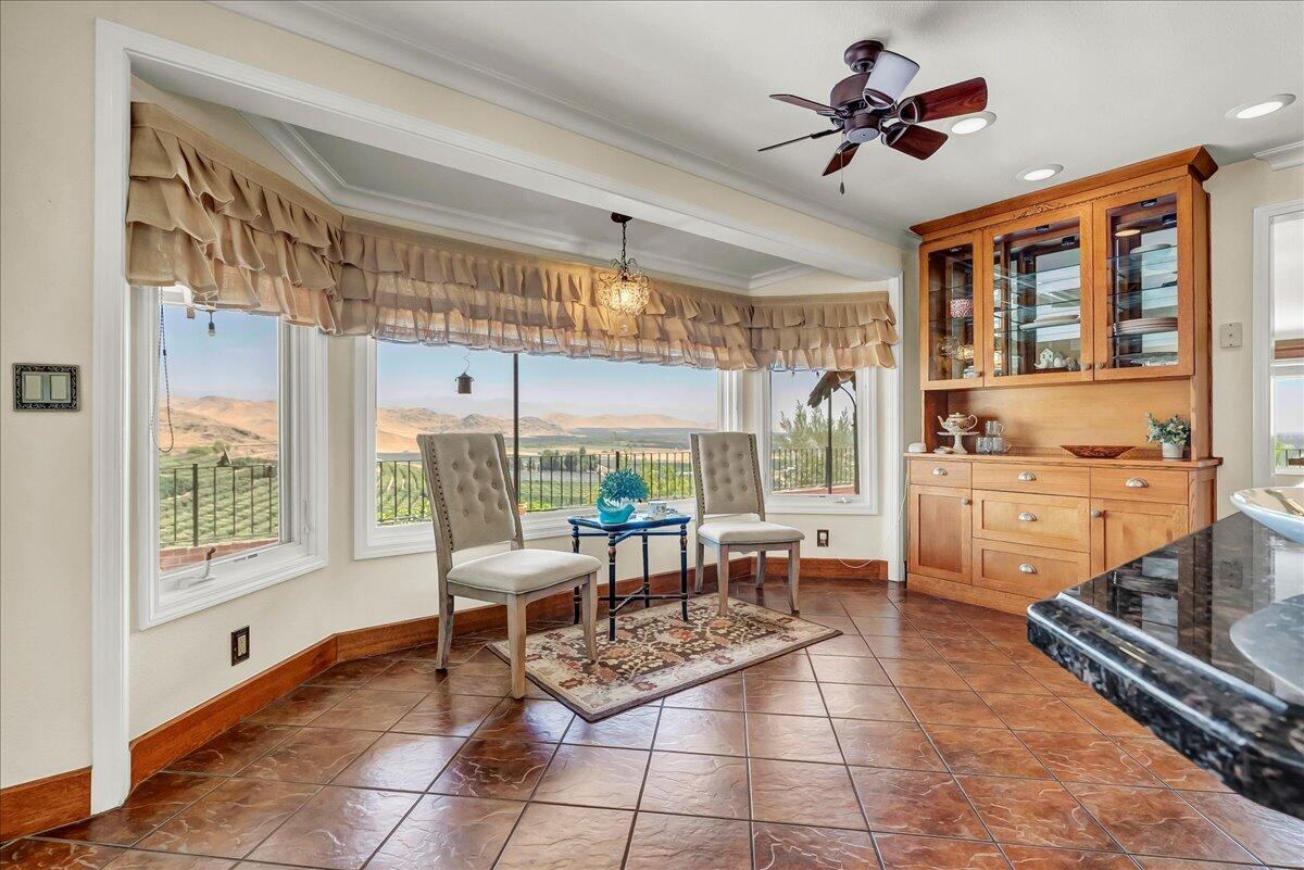 23124 Round Valley Dr, Lindsay, CA 93247