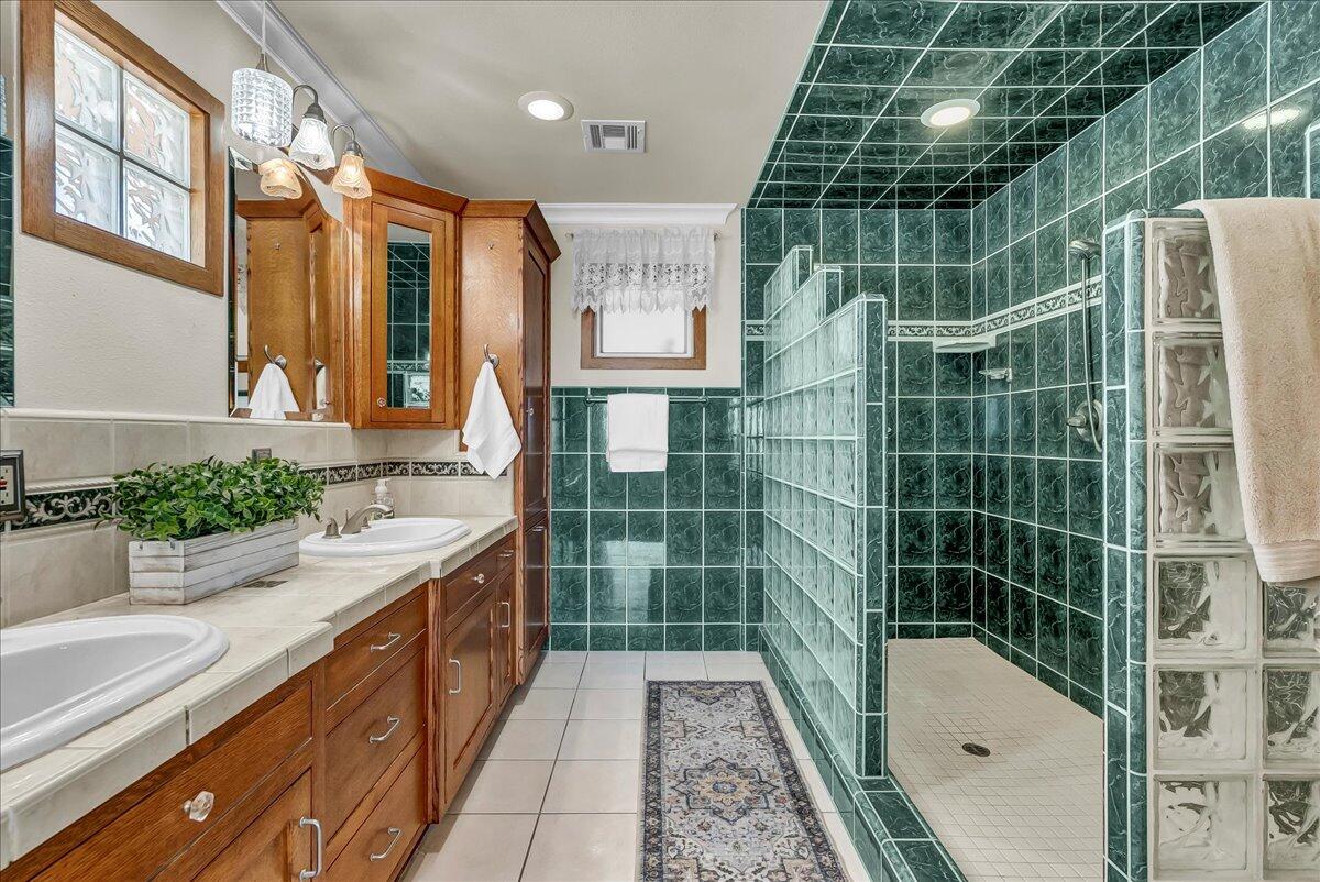 23124 Round Valley Dr, Lindsay, CA 93247