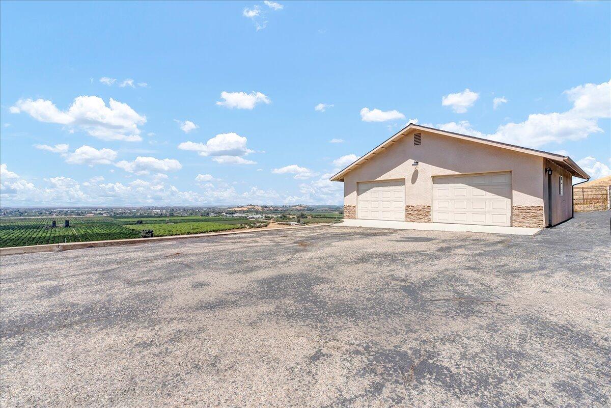 23124 Round Valley Dr, Lindsay, CA 93247