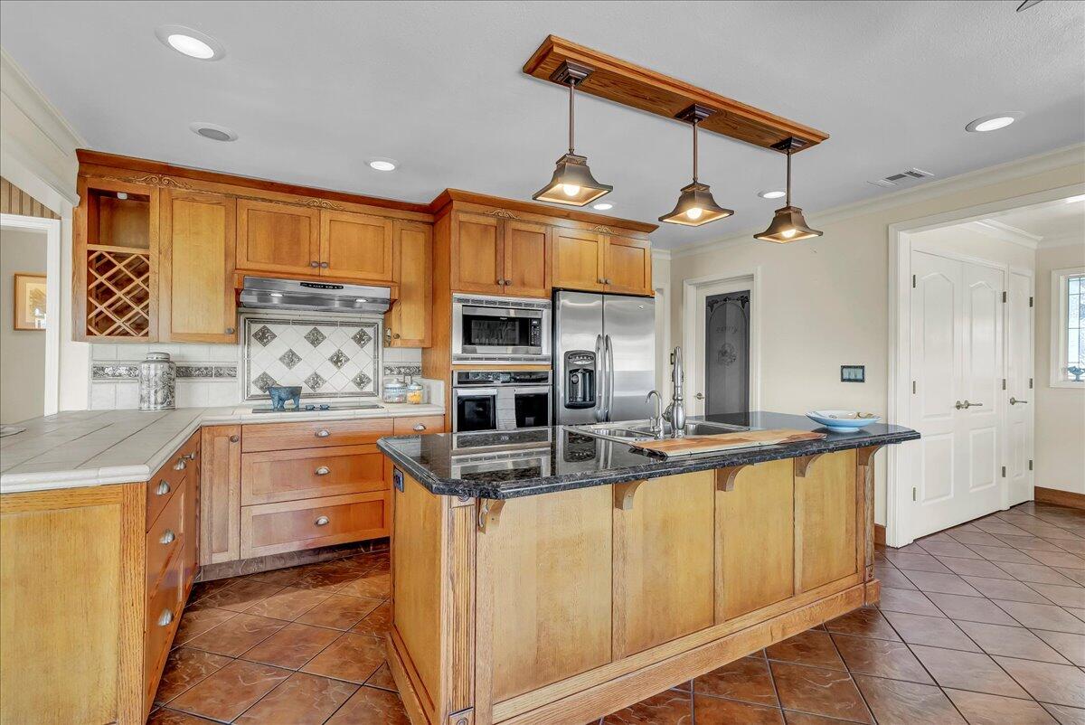 23124 Round Valley Dr, Lindsay, CA 93247