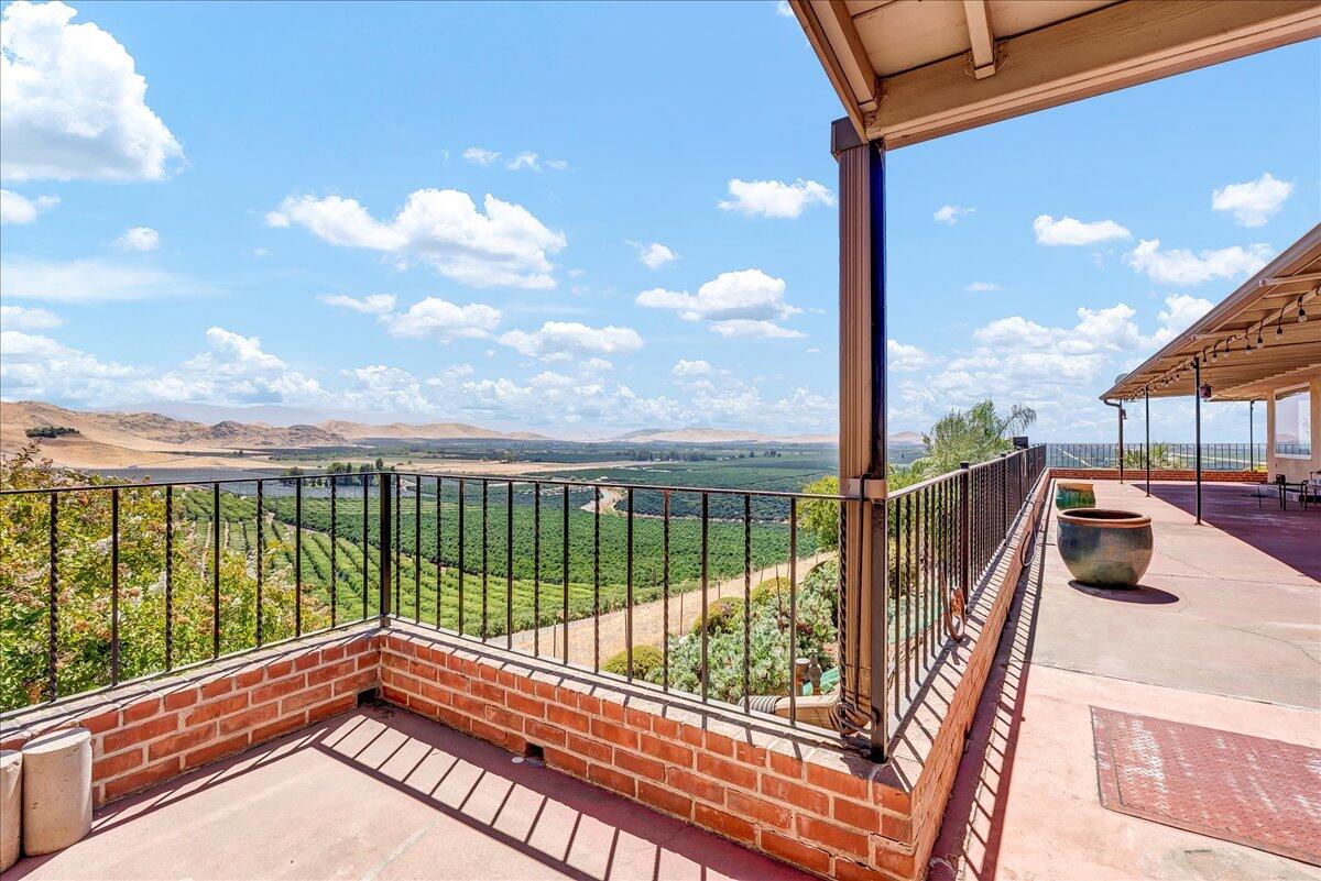 23124 Round Valley Dr, Lindsay, CA 93247