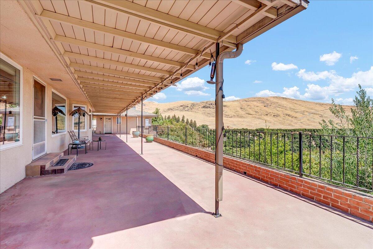 23124 Round Valley Dr, Lindsay, CA 93247