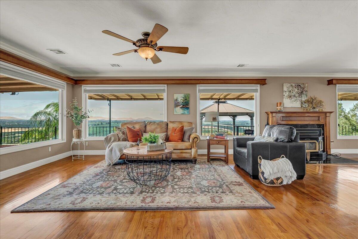 23124 Round Valley Dr, Lindsay, CA 93247