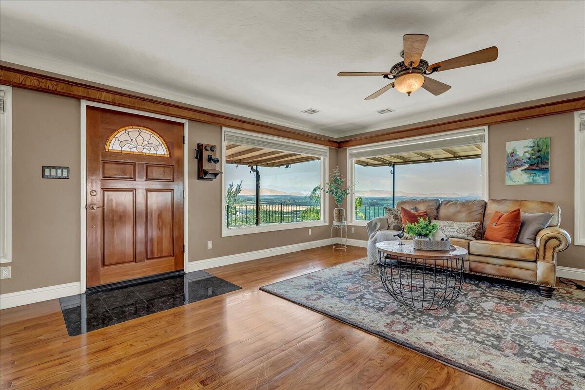 23124 Round Valley Dr, Lindsay, CA 93247