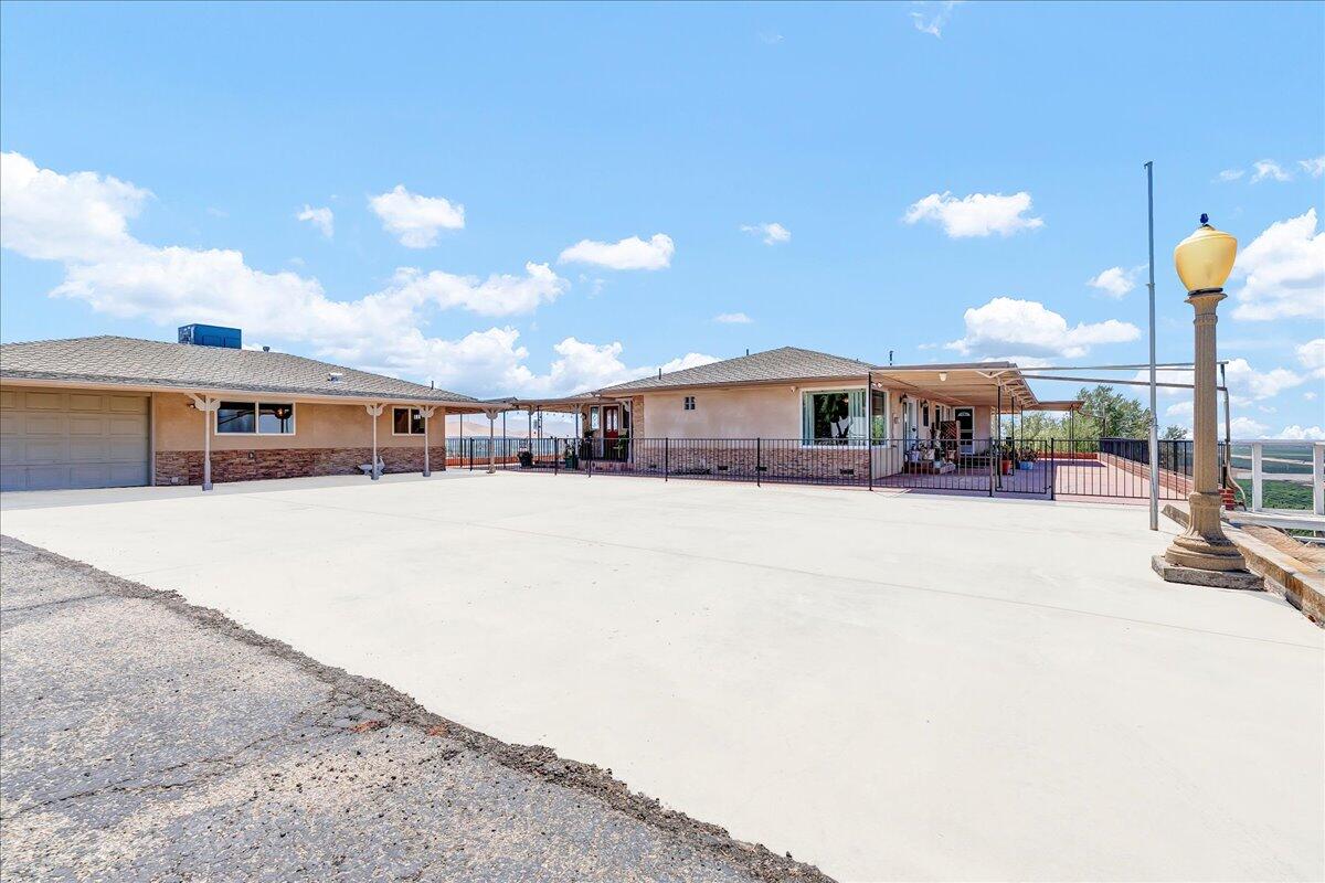 23124 Round Valley Dr, Lindsay, CA 93247