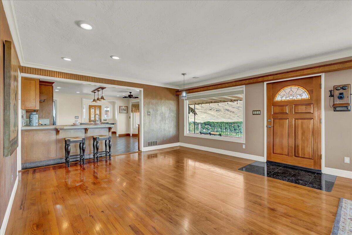 23124 Round Valley Dr, Lindsay, CA 93247